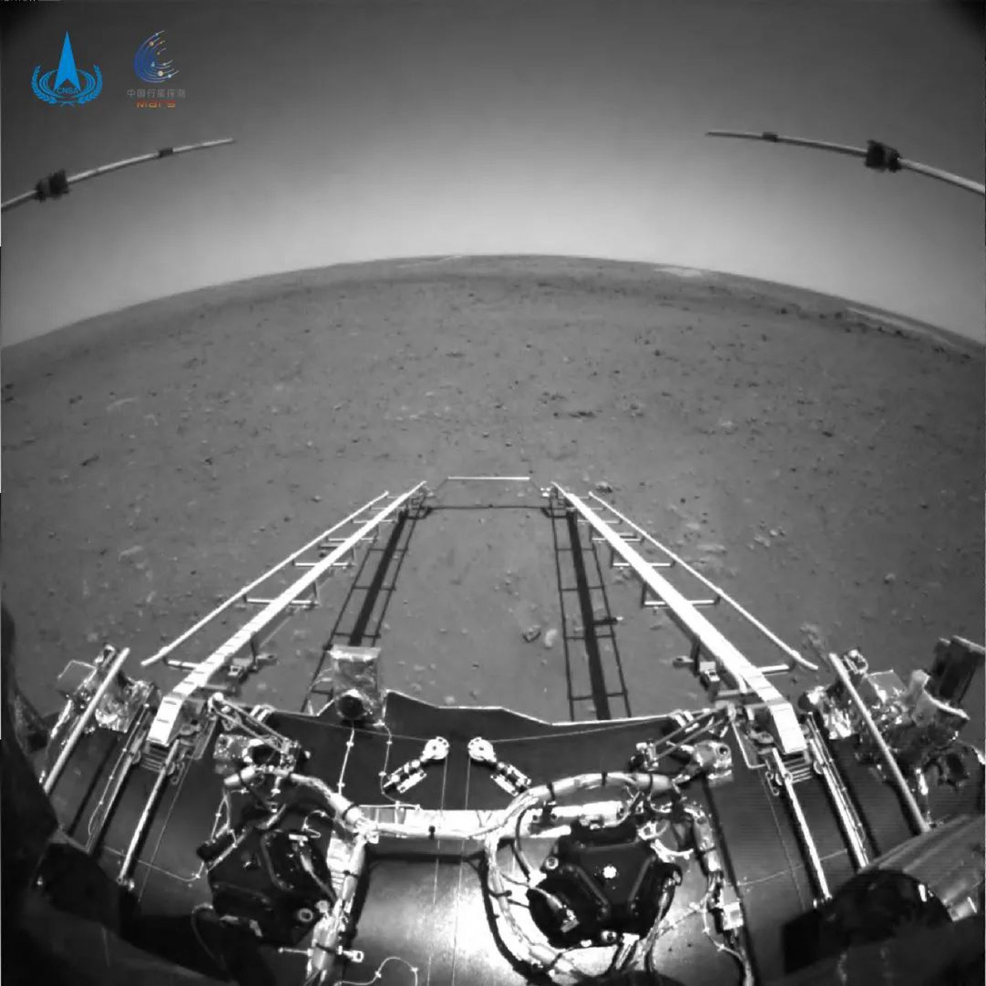 这是导航相机镜头指向火星车尾部画面，可以看到火星表面纹理清晰，地貌信息丰富。（中国国家航天局）
