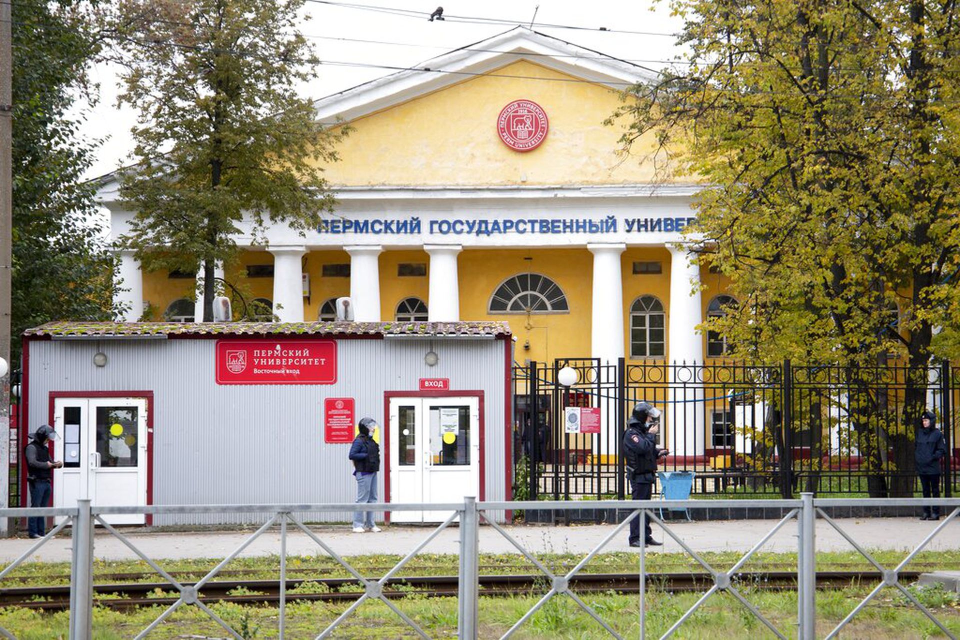 图为2021年9月20日发生校园枪击案的俄罗斯彼尔姆国立大学。它位于首都莫斯科以东约1100公里。（AP）