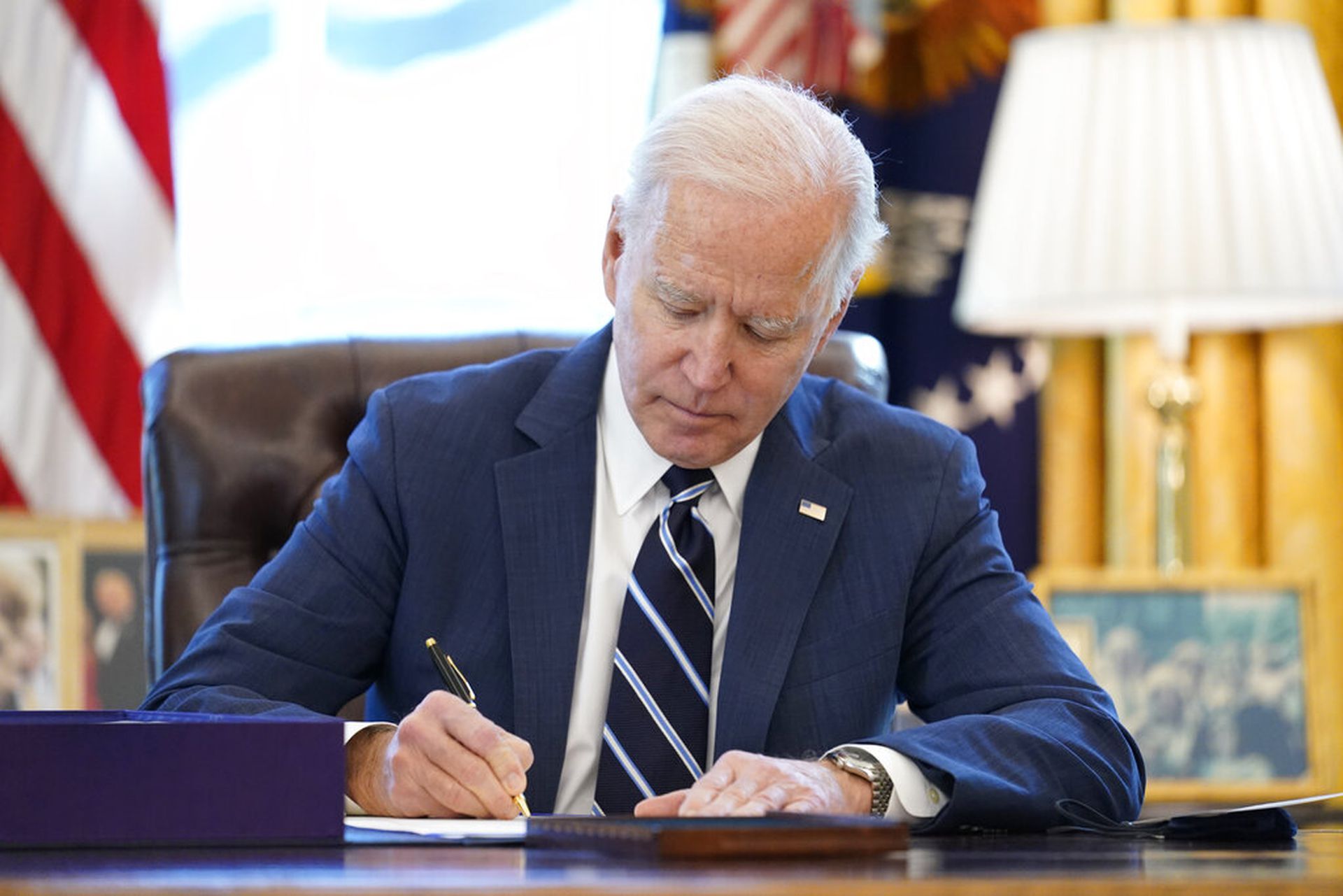 3月11日，美国总统拜登（Joe Biden）正式签署1.9万亿美元新冠肺炎疫情纾困和经济刺激法案。（AP）
