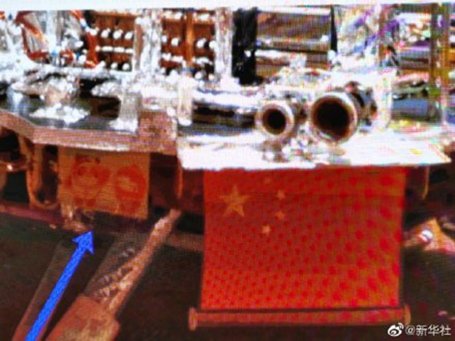 中国发布天问一号着陆火星首批科学影像图，在其中的一张图片上，出现了北京冬奥会和冬残奥会吉祥物。（微博@新华社）