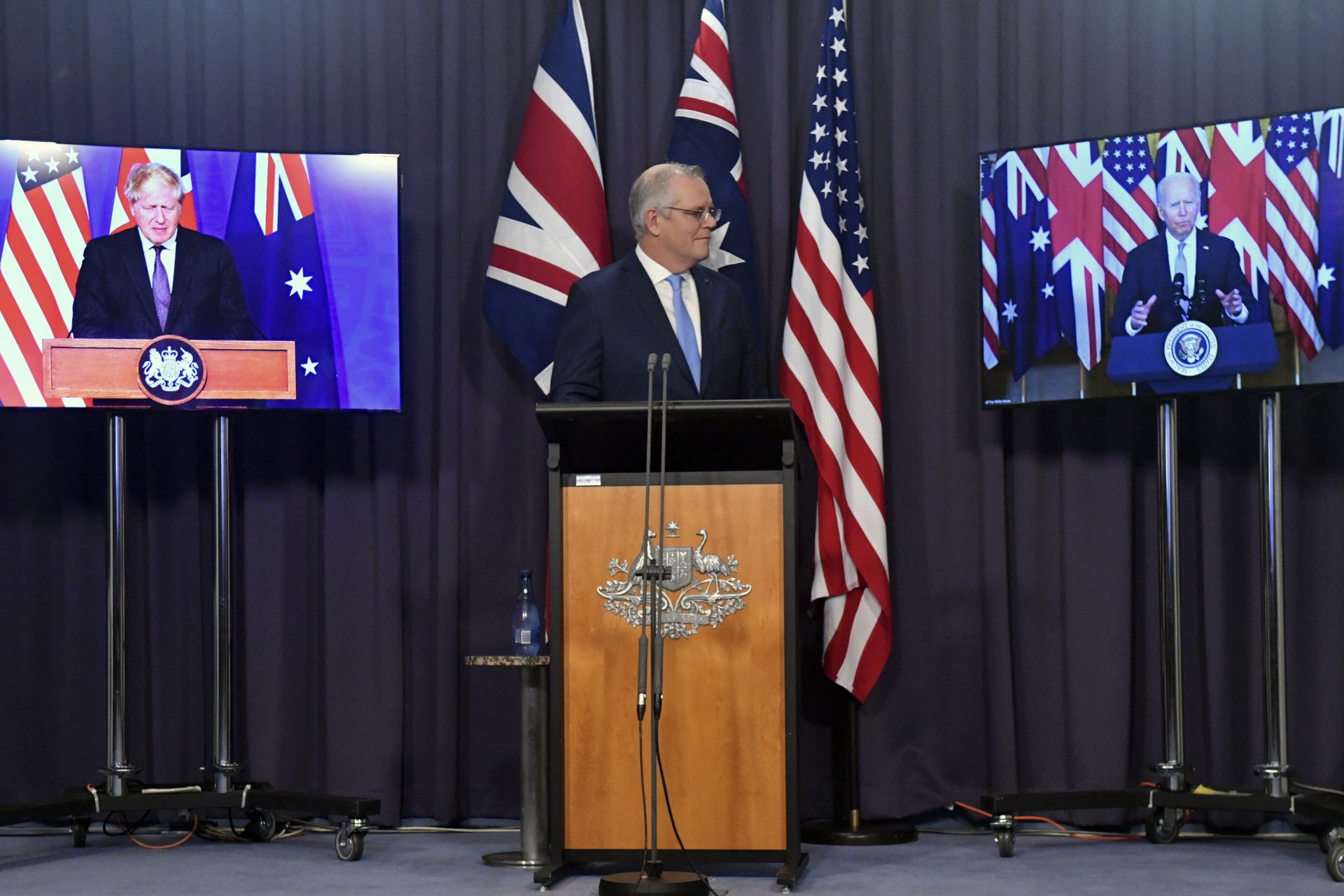 美英澳9月15日宣布建立名为“AUKUS”的新的三边安全伙伴关系，美英两国将支持澳海军建立核潜艇部队，澳因此取消了此前与法国达成的常规潜艇建造协议。（AP）