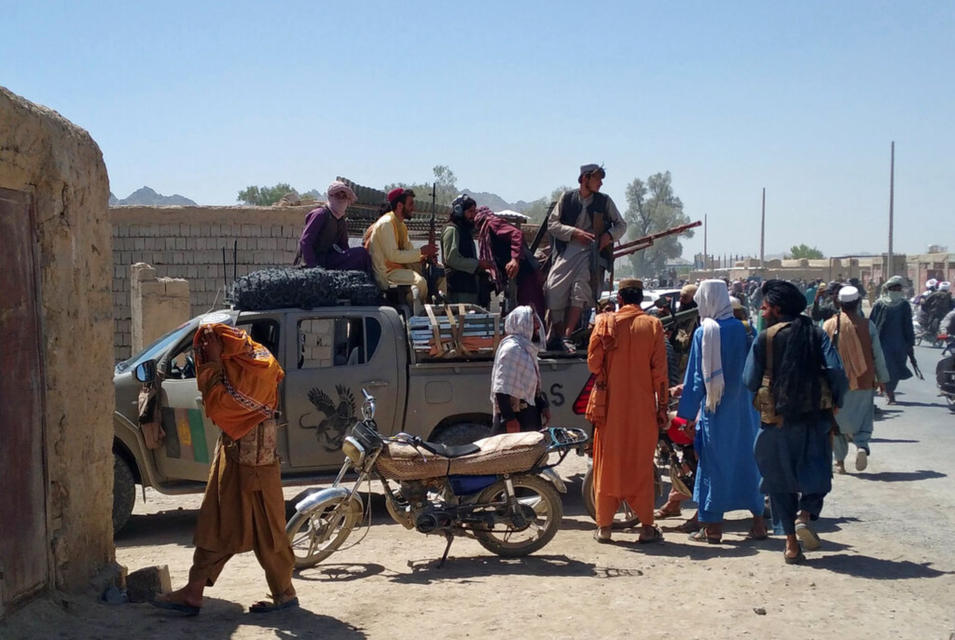 塔利班武装人员乘坐带有阿富汗情报部门标志的汽车在法拉市巡逻。（AP）