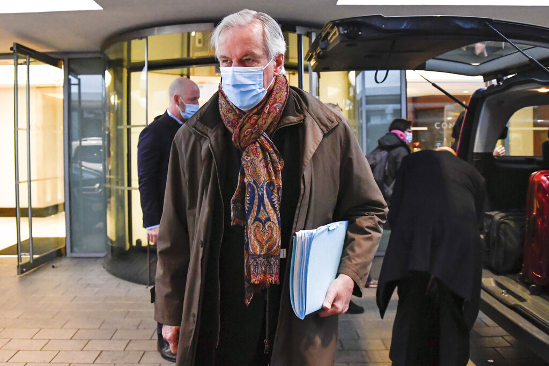 12月5日，欧盟负责英国脱欧事务的首席谈判代表巴尼耶（Michel Barnier）离开伦敦的酒店，返回比利时布鲁塞尔。（AP）