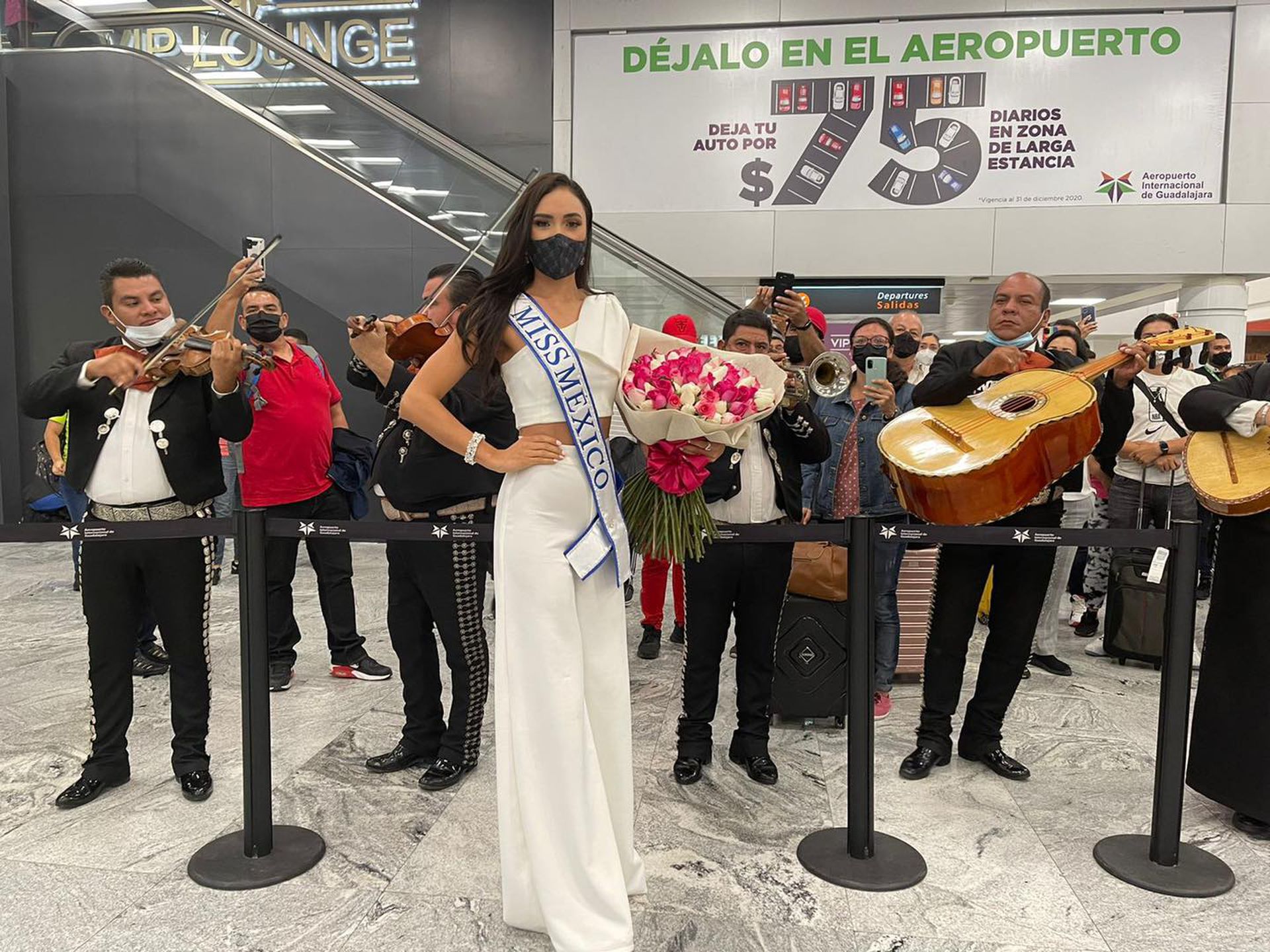 2021��ī����С��ѡ��������ǰ��Ļ���������Ĳ������������ȷ���¹ڷ��ס���Facebook@Miss Mexico Organization��