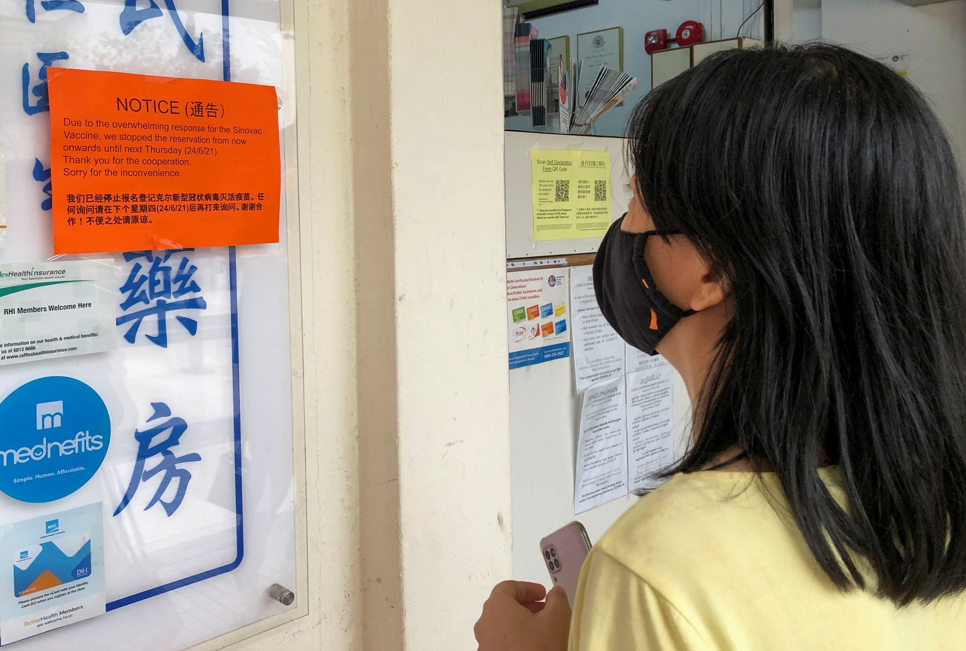 新加坡新冠肺炎疫情：图为6月18日新加坡一间诊所门口张贴告示称，已停止接种科兴疫苗的报名登记。（Reuters）