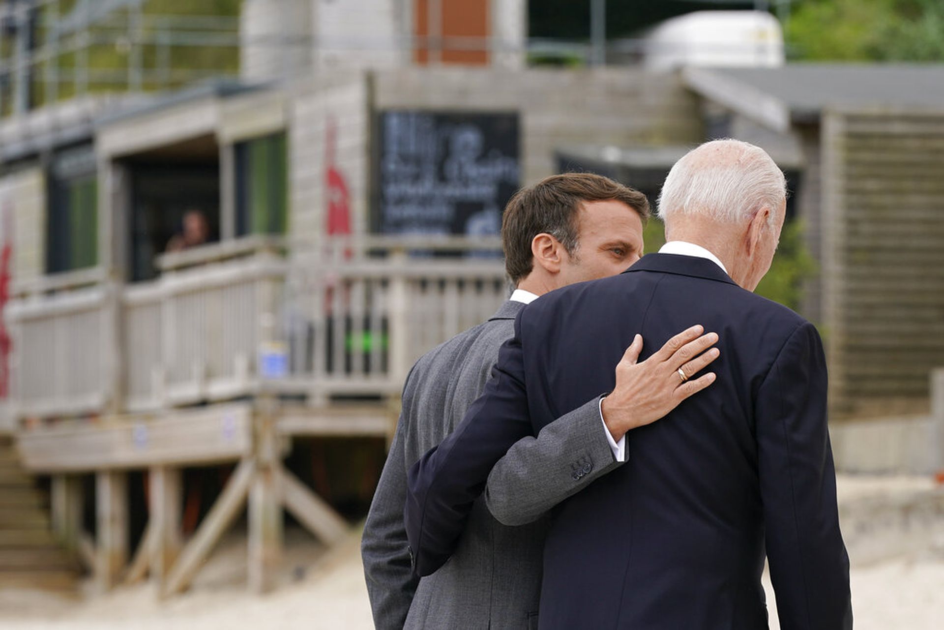 法国总统马克龙（Emmanuel Macron）6月11日与拜登聊天。（AP）