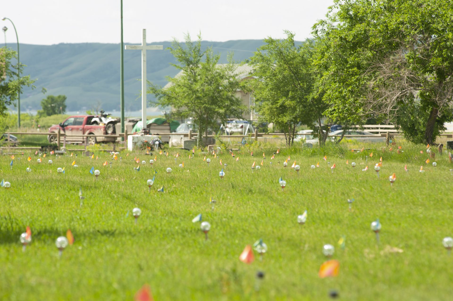 2021年6月24日，在加拿大萨斯喀彻温省考维塞斯玛丽瓦尔印第安寄宿学校旧址发现751座无名坟墓。当天，加拿大原住民的两个青少年组织将751盏灯放置在探地雷达确认的751个无标记墓穴上。（AP）