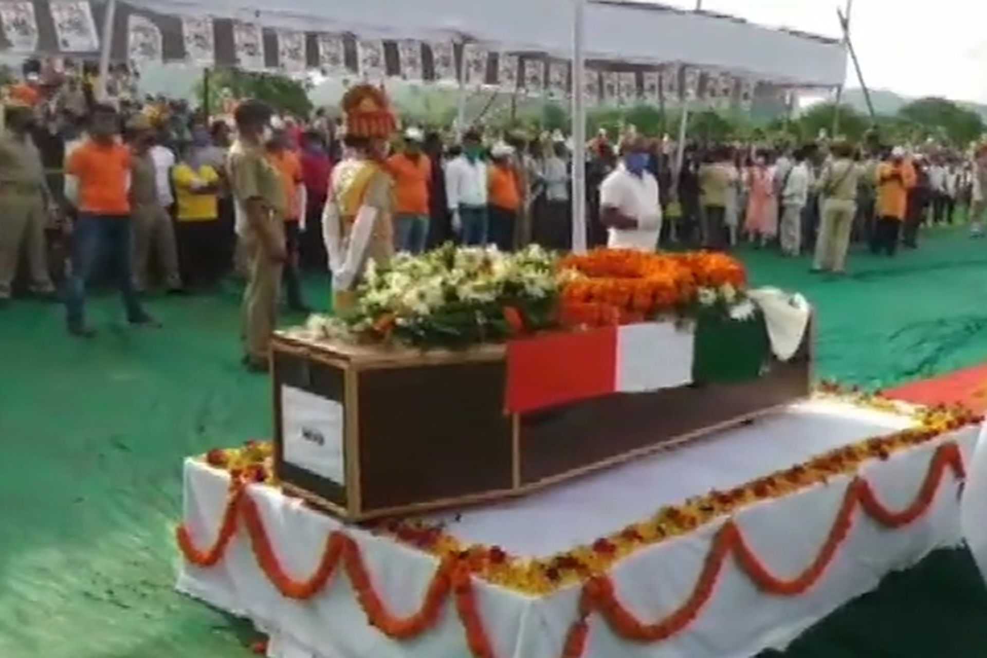 加勒万河谷冲突造成印军20人死亡，图为死亡印军的葬礼。（微博@南海的浪涛）