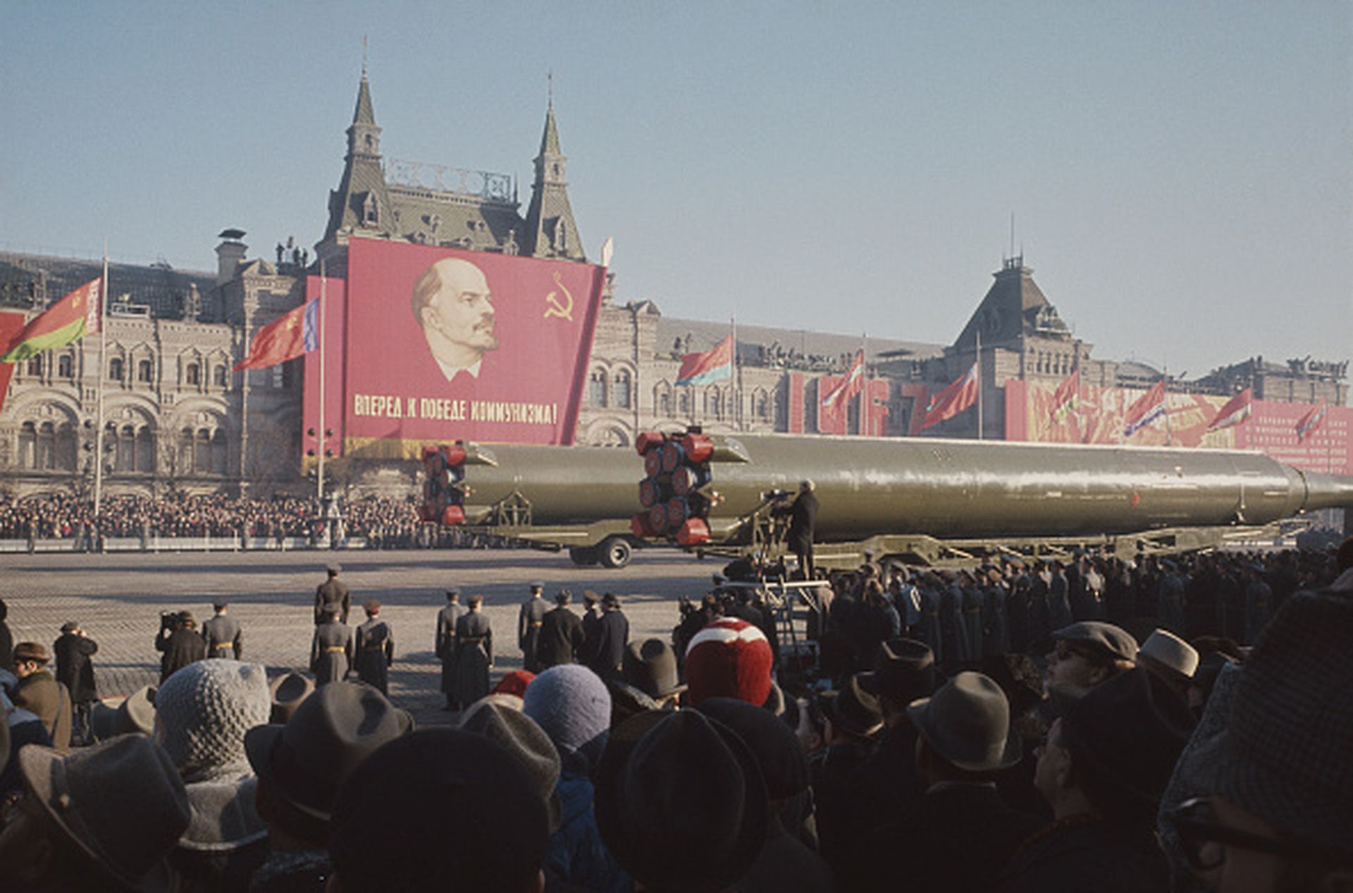 1967年11月7日，苏联举行十月革命胜利50周年盛大庆典，图为苏军战略导弹部队作为阅兵压轴方阵通过红场。冷战时代，苏联军事力量成为西方阵营的噩梦所在。（Getty Images）