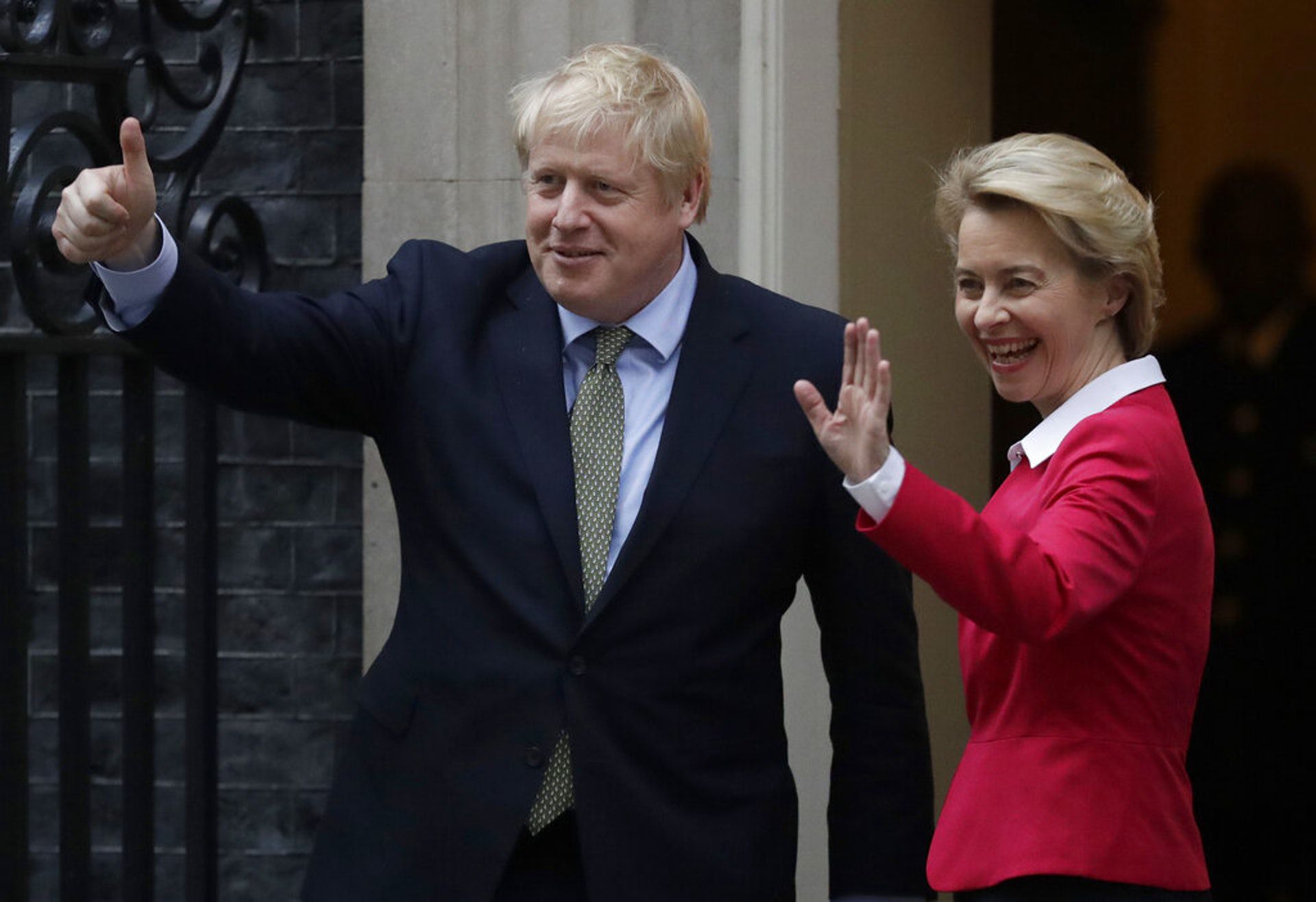英国与欧盟尚未就贸易协议达成共识，图为英国首相约翰逊（左）1月8日与欧盟委员会主席冯德莱恩（右）合照。（AP）