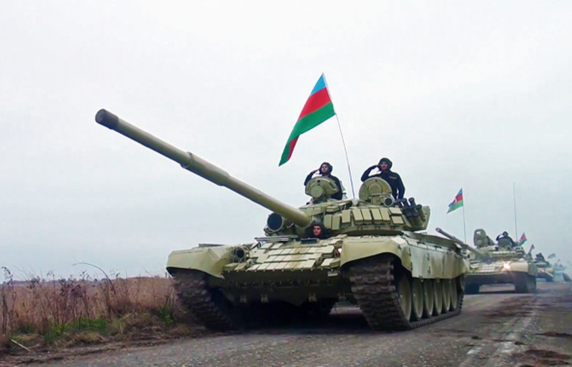 随着亚美尼亚势力从纳卡的撤出，阿塞拜疆方面的接收行动也在有条不紊的推进。图为2020年11月20日，阿塞拜疆装甲部队进驻阿格达姆地区。（Getty Images）