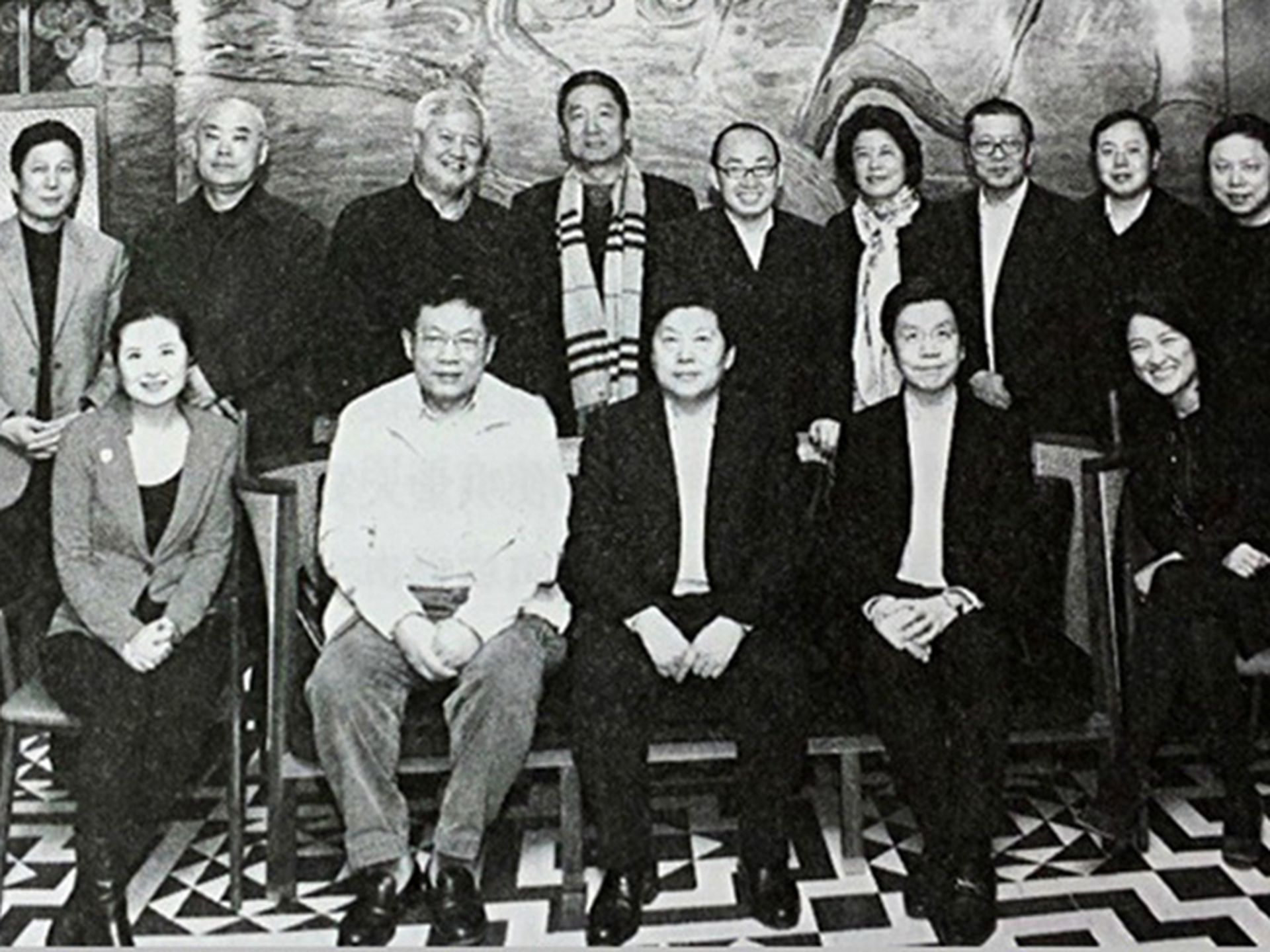 2018年2月13日,鲁炜被双开,其曾经与知名网络大V的合影在网络流传。(@战车LI)