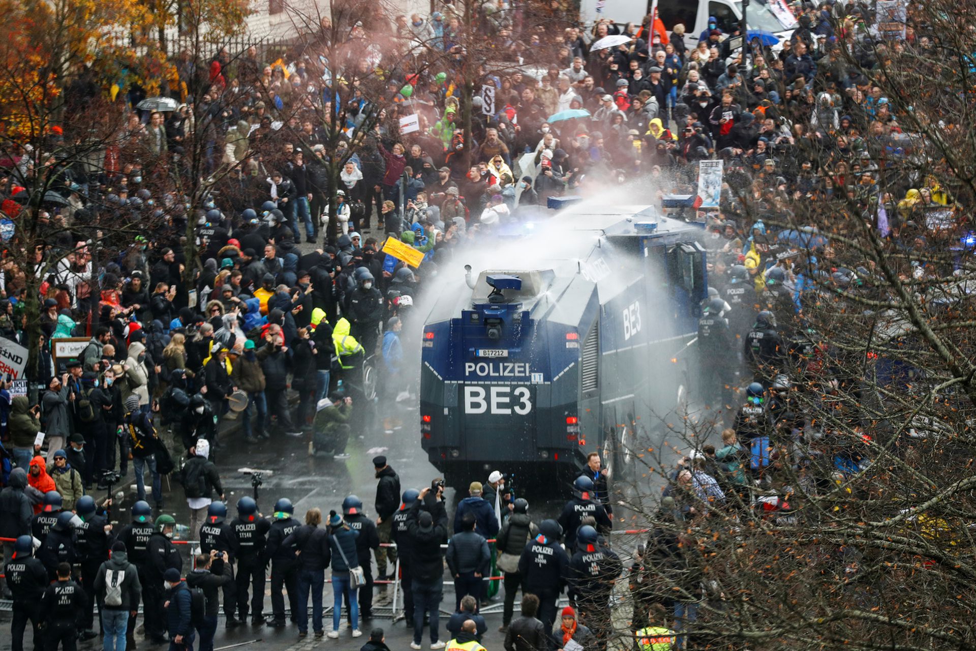 11月18日,德国柏林,警方水炮车沿路推进,并洒水驱散人群。(Fabrizio Bensch/路透社) 11月18日,德国柏林,警方水炮车沿路推进,并洒水驱散人群。(Fabrizio Bensch/路透社)