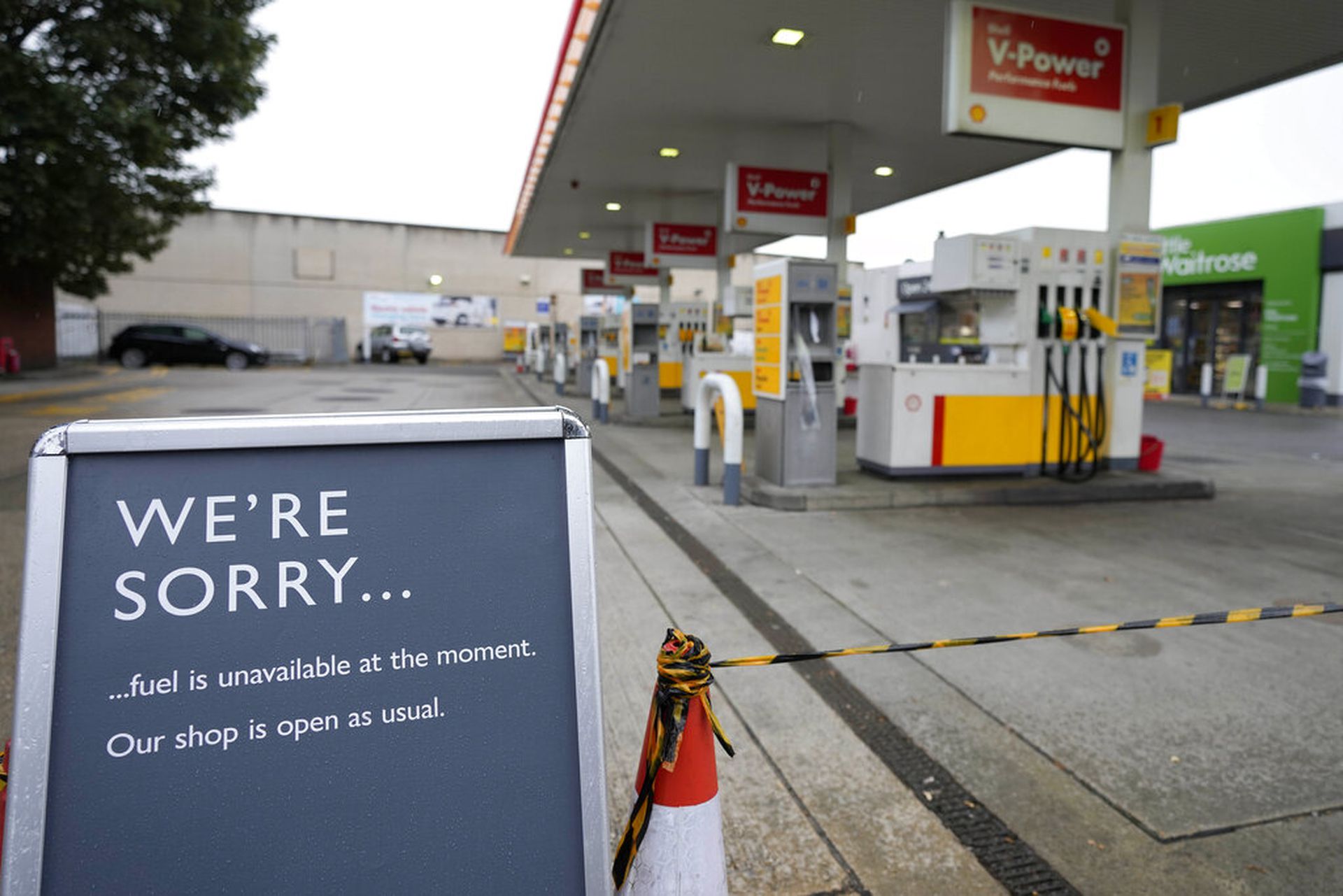2021年9月30日，英国伦敦一个油站外摆出告示板，称库存短缺无法提供加油服务。（AP）