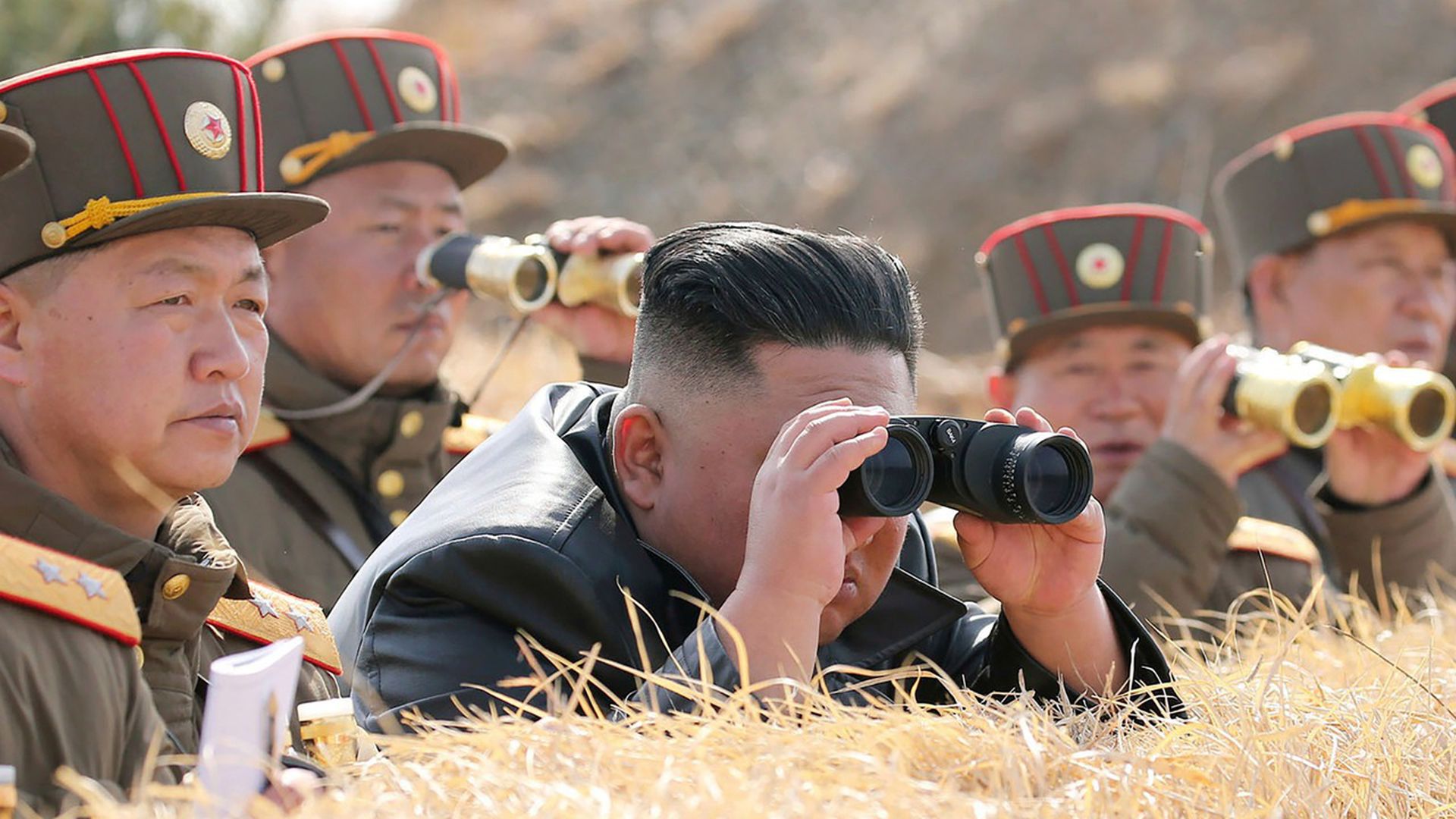 2020年3月20日，朝鲜官方媒体称，金正恩在朝鲜西部监督军队之间的炮兵射击比赛。（AP）