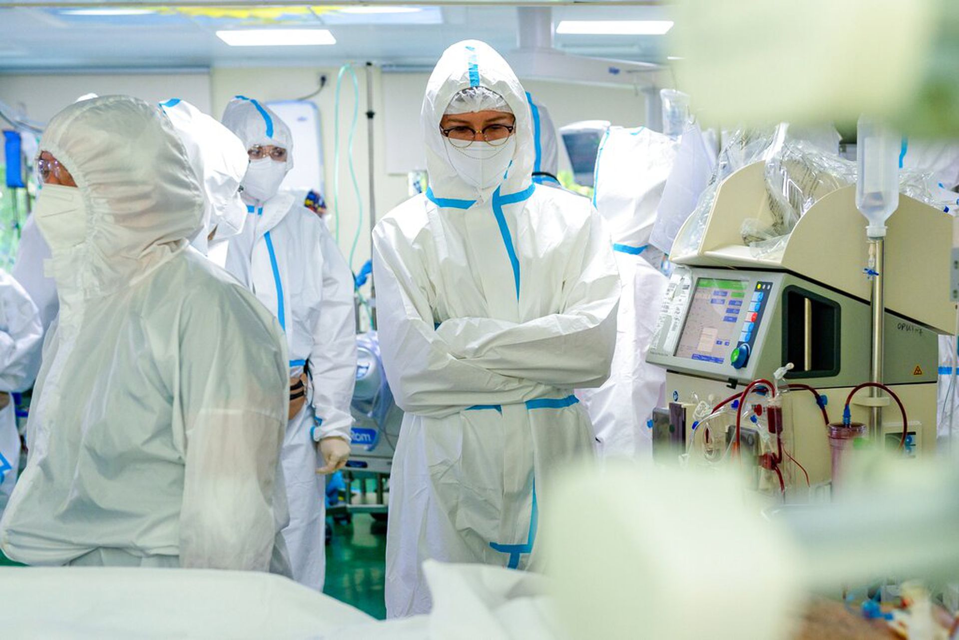 俄罗斯新冠肺炎疫情：图为6月17日莫斯科一所医院内，医护人员在照料新冠肺炎病人。（AP）