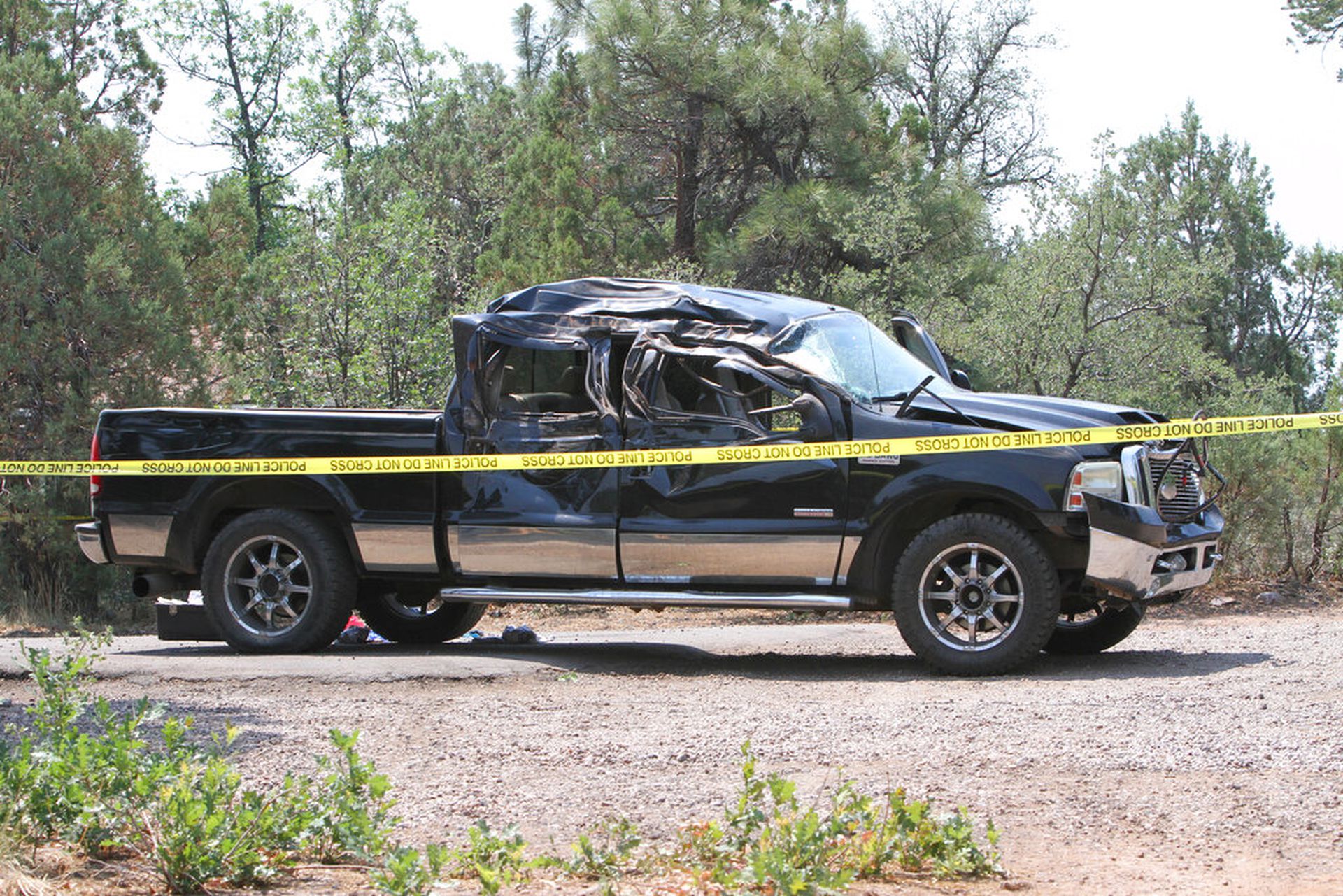 美国亚利桑那州纳瓦霍县肖洛镇一部货车6月19日撞伤多名单车比赛选手。图为涉事货车。（AP）