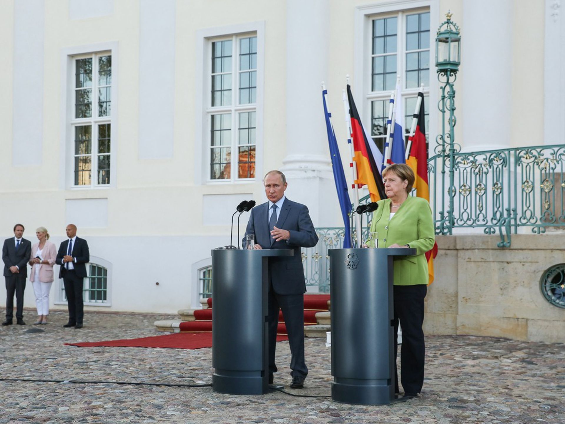 俄罗斯总统普京曾多次访问柏林，与德国总理默克尔就北溪2号天然气管道项目等棘手问题进行讨论。图为2018年8月18日，普京（左）与默克尔在在德国首都柏林举行新闻发布会。（新华社）