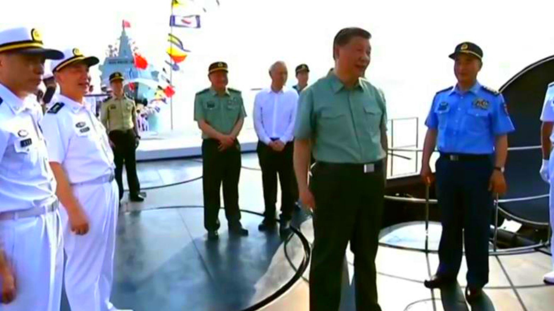 4月23日，中国海军交付三艘巨舰。图为习近平站在长征18号艇导弹发射甲板上。（中国央视截图）
