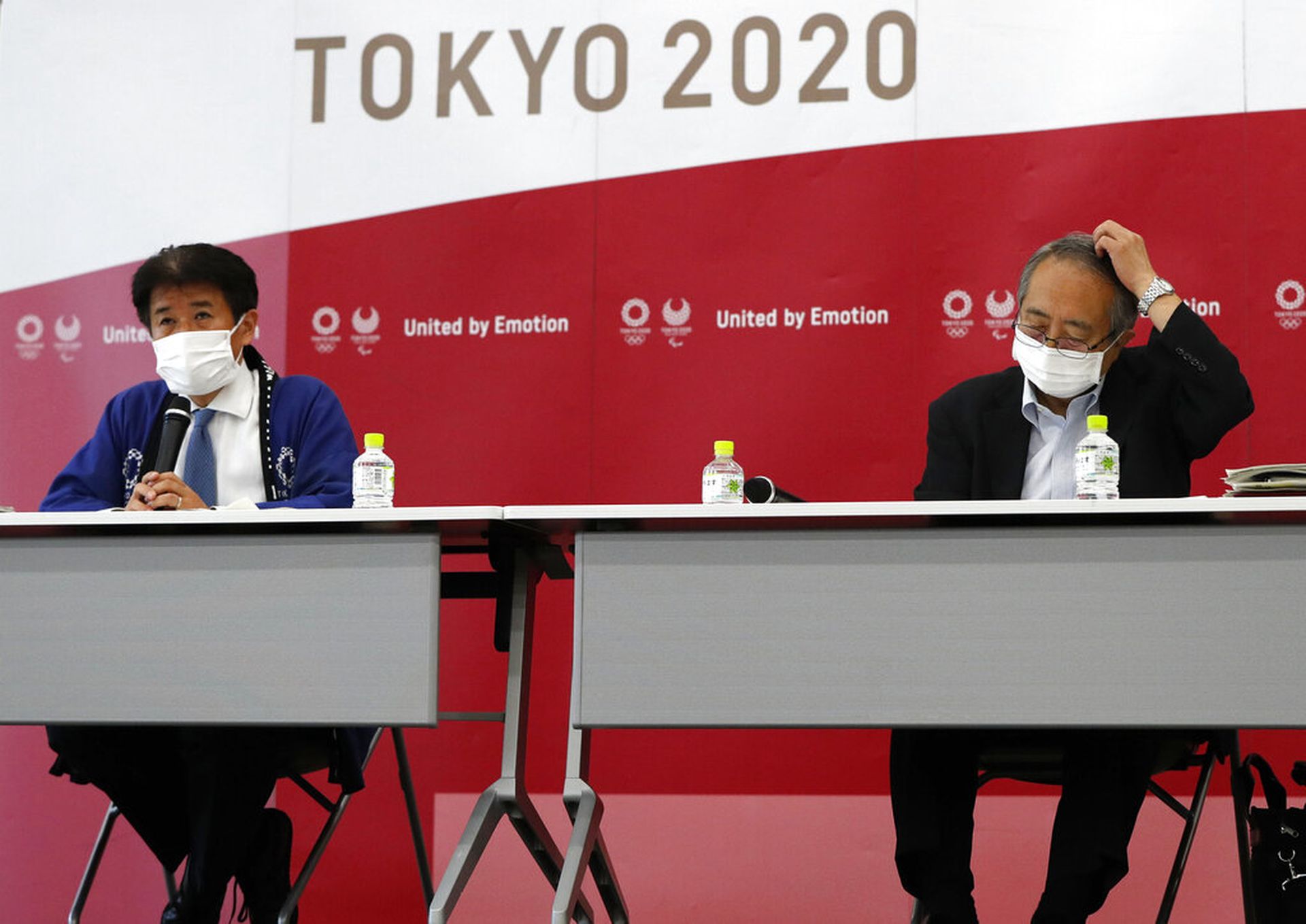 日本新冠肺炎疫情：图为6月18日，其中一名向东京奥组委提供建议的传染病专家冈部信彦（右）以及东京奥组委奥运举办统管中村英正，一同在东京出席记者会。（AP）