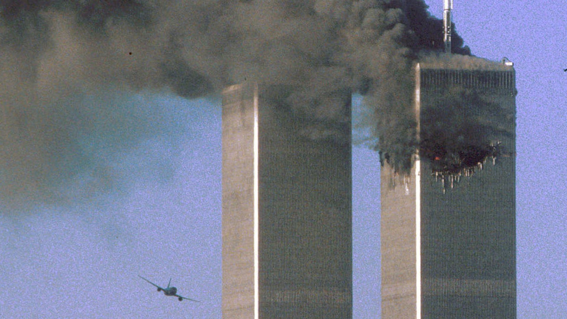 “9·11”二十周年：5名劫机者登上联合航空公司175号航班（UA175），令它在2001年9月11日早上9时3分撞向美国纽约市世界贸易中心南座大楼，机上60人罹难（不计5名恐怖分子），地面亦有大量伤亡。图为2001年9月11日，镜头下UA175航班撞向南座大楼的前一刻。（Reuters）