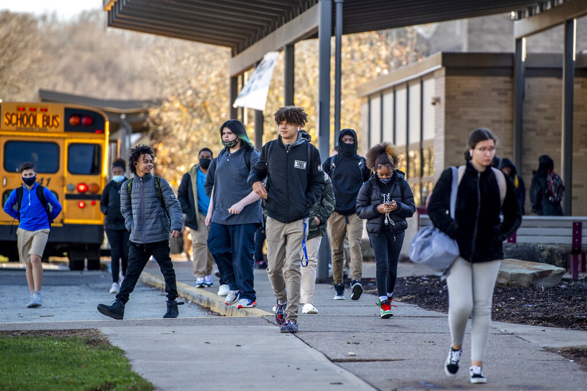 美国校园陆续恢复面授课堂，但各地及各校对于学生配戴口罩要求松紧不一。（AP）