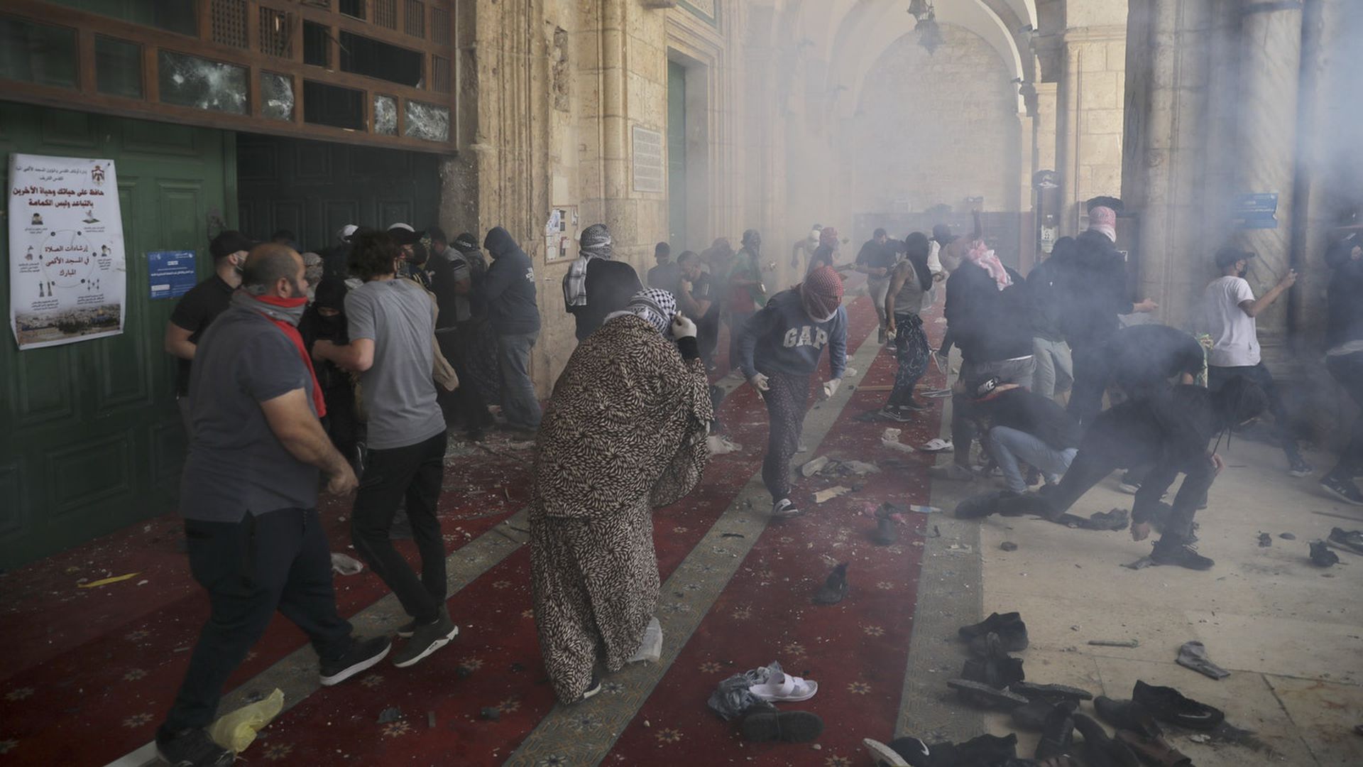 以巴冲突：图为5月10日，巴勒斯坦示威者与以色列警员在耶路撒冷阿克萨清真寺发生冲突。（AP）