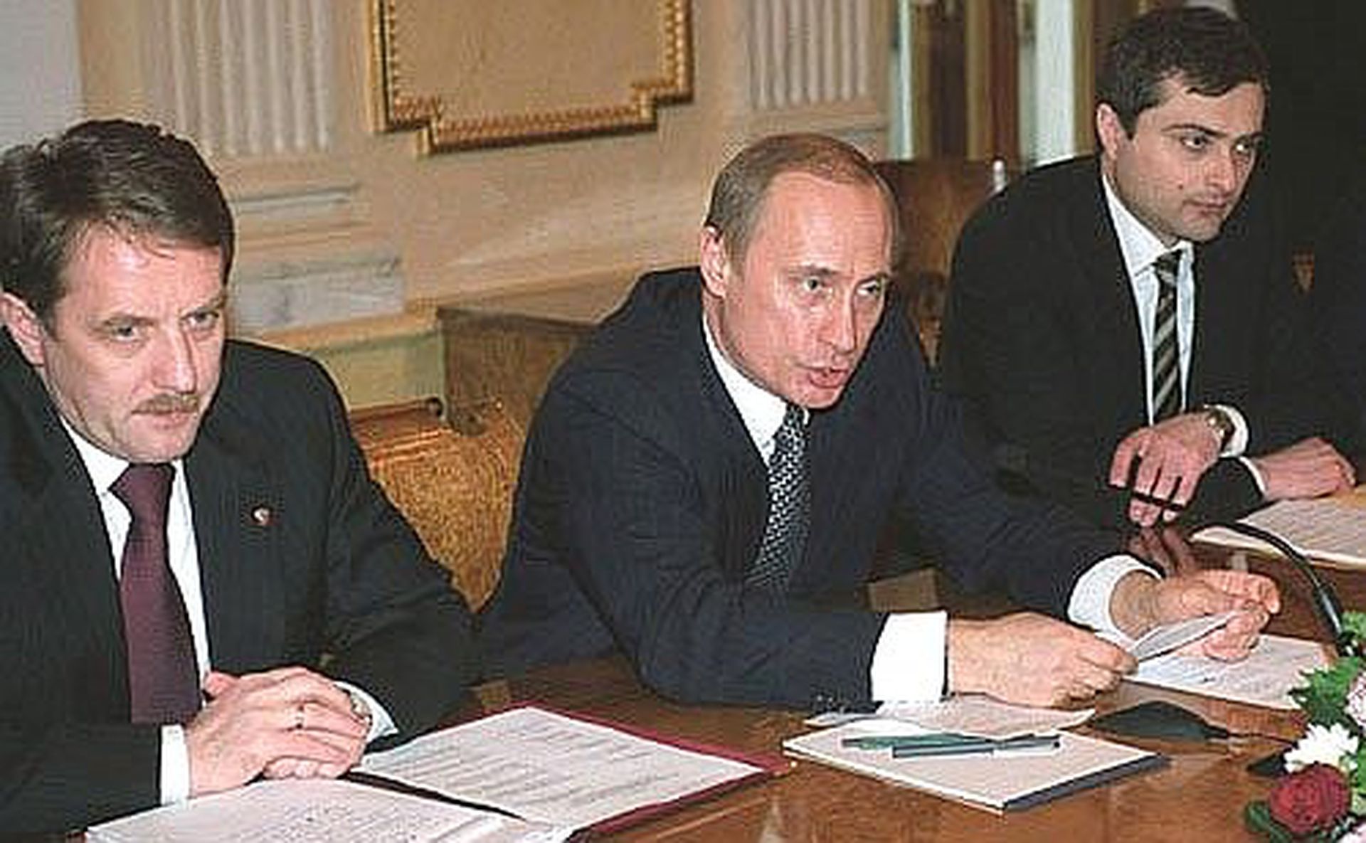 苏尔科夫（Vladislav Surkov，右），1964年生，自1999年为普京担任第一副幕僚长开始于政坛崭露头角，先后担任普京和梅德韦杰夫的第一副幕僚长、俄罗斯联邦副总理、总统顾问等职务。图为2003年苏尔科夫、时任农业部长戈尔杰耶夫（Alexei Gordeyev，左）陪同普京出席与俄罗斯农业党的会议。（克里姆林宫）