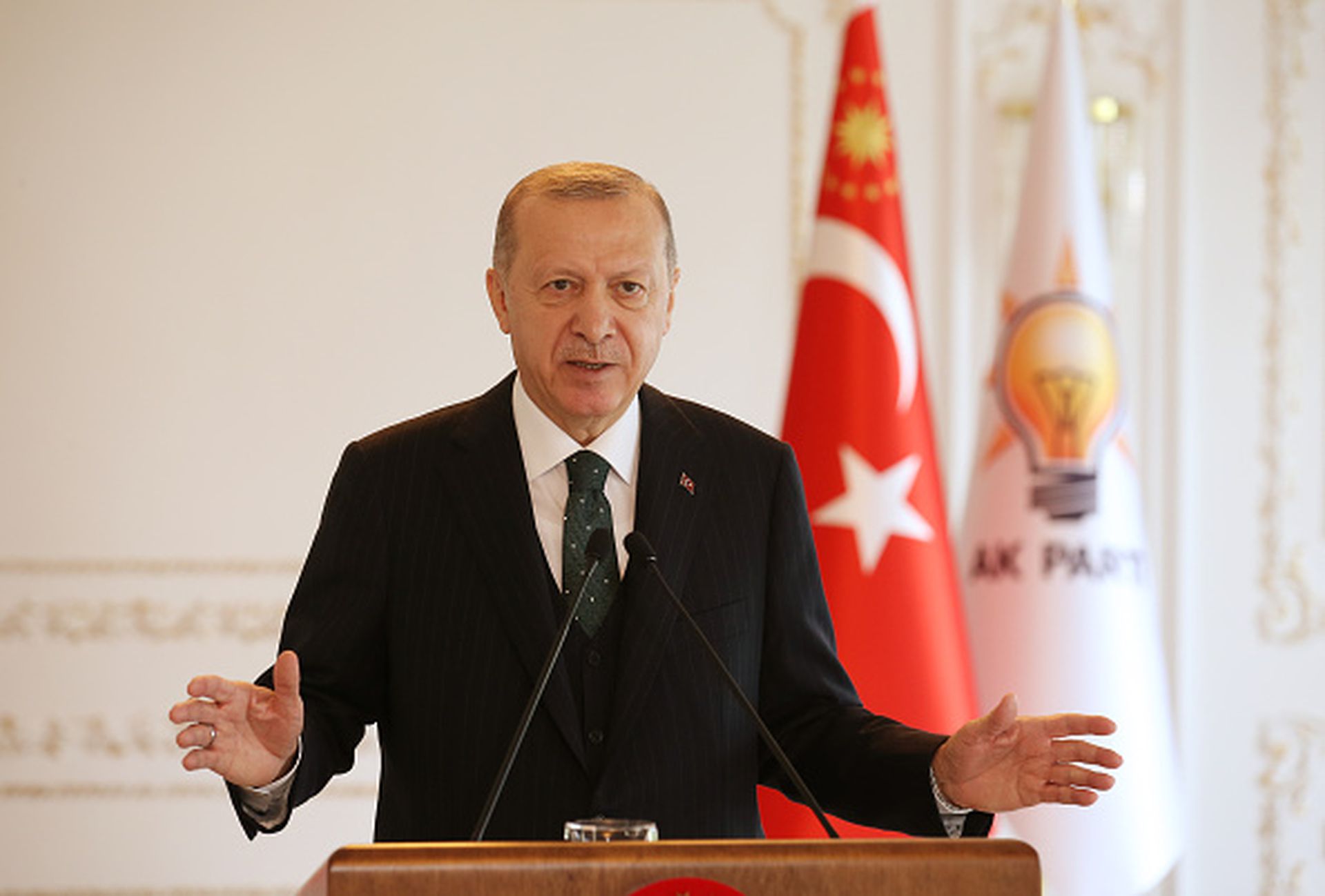 11月22日，土耳其总统埃尔多安在伊斯坦布尔的瓦希丁大厦（Vahdettin Mansion）举行的正发党（AKP）全国代表大会（视频）上发表主题演讲。期间，就土欧关系问题释放出了一系列的善意。（Getty Images）