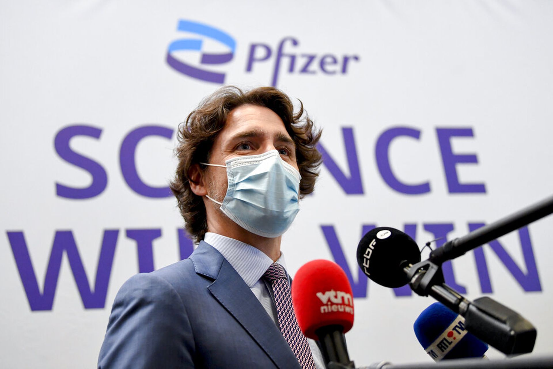 图为6月15日加拿大总理特鲁多到访药厂辉瑞公司位于比利时皮尔斯的工厂时发言。（AP）