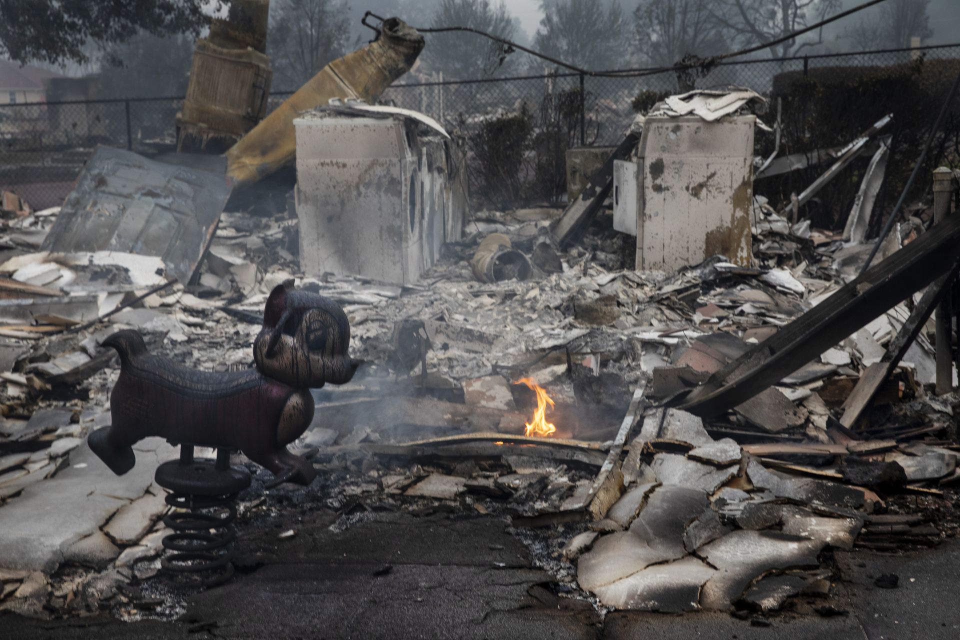 图为2020年9月11日，俄勒冈州有民居被烧毁，有火头未扑熄。 （AP）