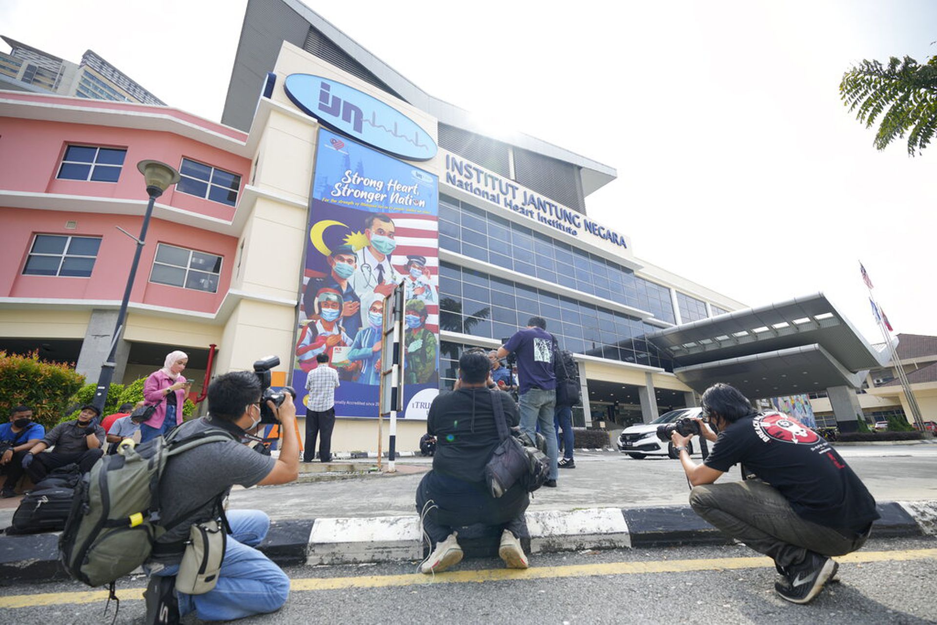 马来西亚前首相马哈蒂尔2022年1月22日被送入位于吉隆坡的国家心脏中心加护病房。大批记者在医院内采访拍照。（AP）