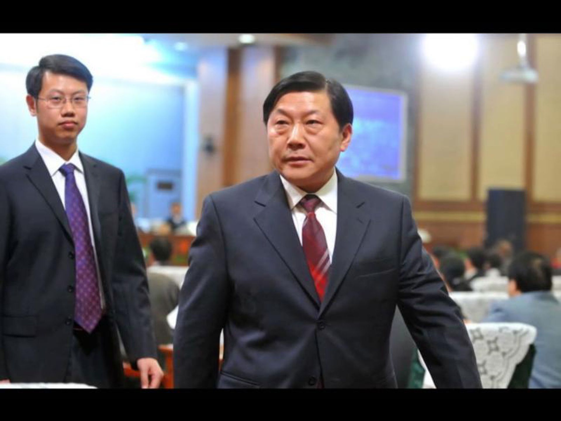 2014年11月21日,首届世界互联网大会在浙江乌镇举行。中共中央宣传部副部长、中央网络安全和信息化领导小组办公室主任鲁炜在会议间隙的照片。(新华社)