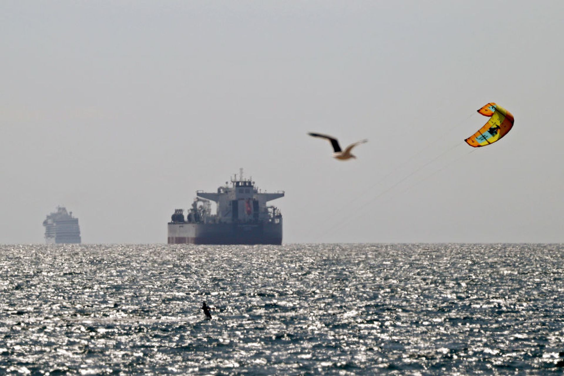 全球陆地原油存储量已达历史峰值34亿桶，而全球总储存能力约为45亿桶，这其中还包括约1亿桶的海上油轮的浮动存储。（Getty）