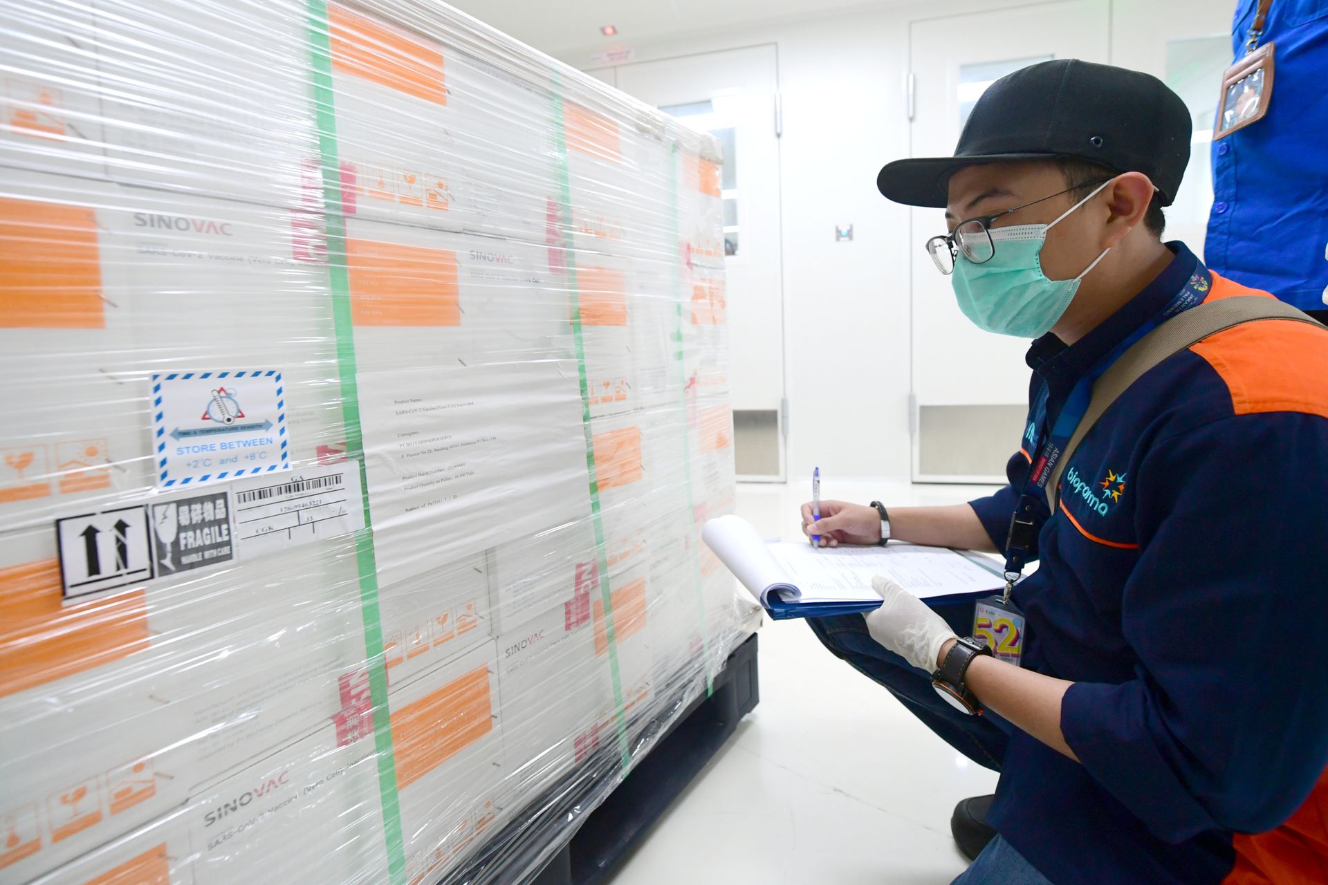 图为12月6日，一批科兴新冠疫苗抵达印尼，仓务人员正在点算记录。（Reuters）