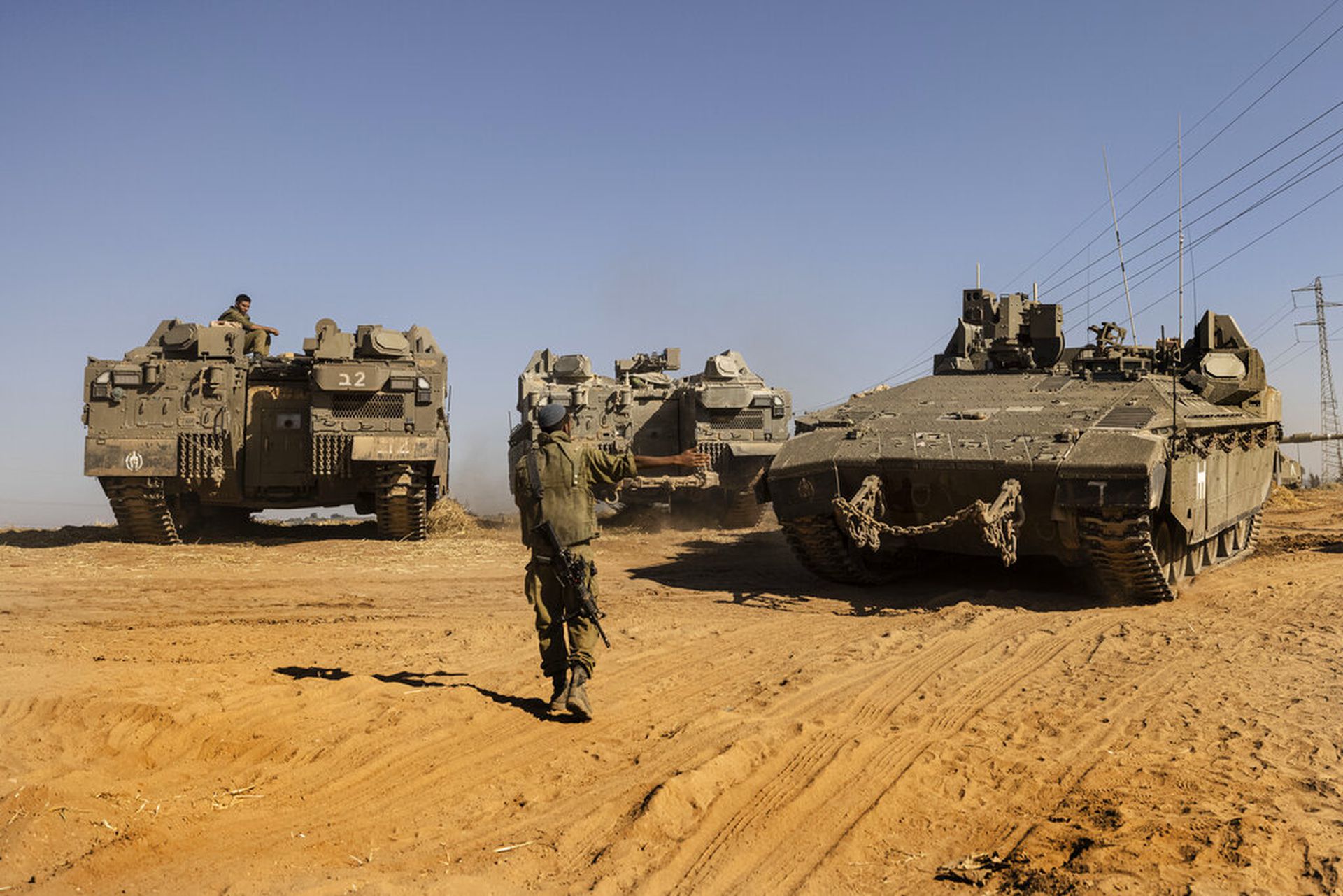 以巴冲突：图为5月14日，以军在接近加沙边界的地方集结。（AP）
