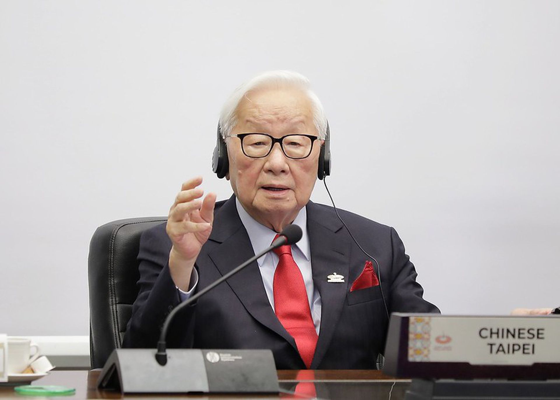 “亚太经济合作”APEC经济领袖会议首度以视讯方式举行,蔡英文委托台积电创办人张忠谋出任台湾领袖代表,并在台湾总统府线上参与。(台湾总统府) “亚太经济合作”APEC经济领袖会议首度以视讯方式举行,蔡英文委托台积电创办人张忠谋出任台湾领袖代表,并在台湾总统府线上参与。(台湾总统府)