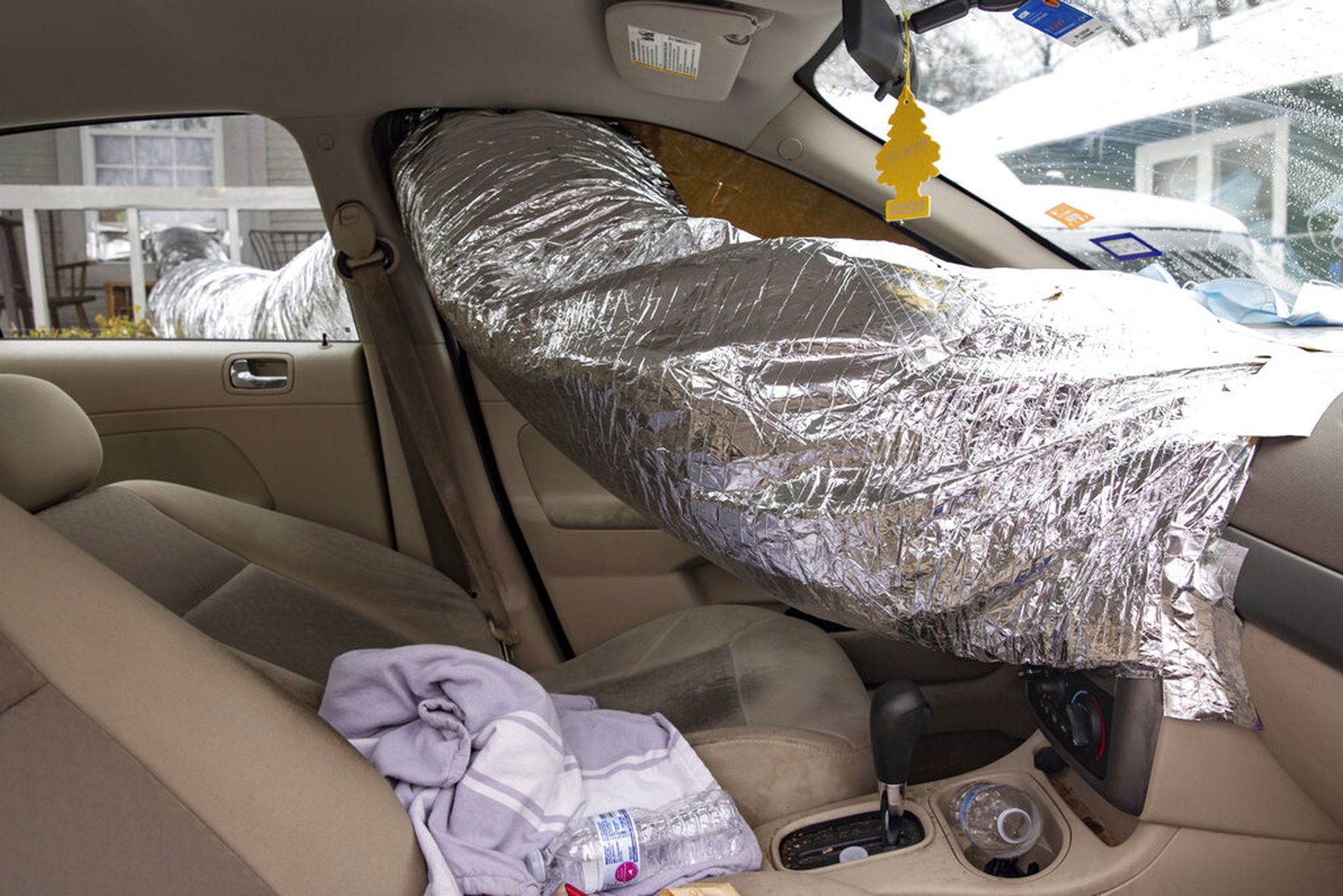 图为2月17日美国得州一户家庭停电,户主透过汽车令家内保持温暖。(AP)