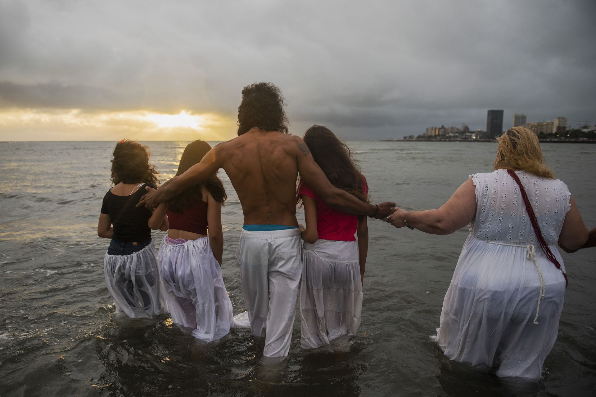 乌拉圭新冠肺炎疫情：图为2月2日乌拉圭民众到蒙得维的亚的海滩参加与非洲女海神叶玛亚有关的仪式。（AP）
