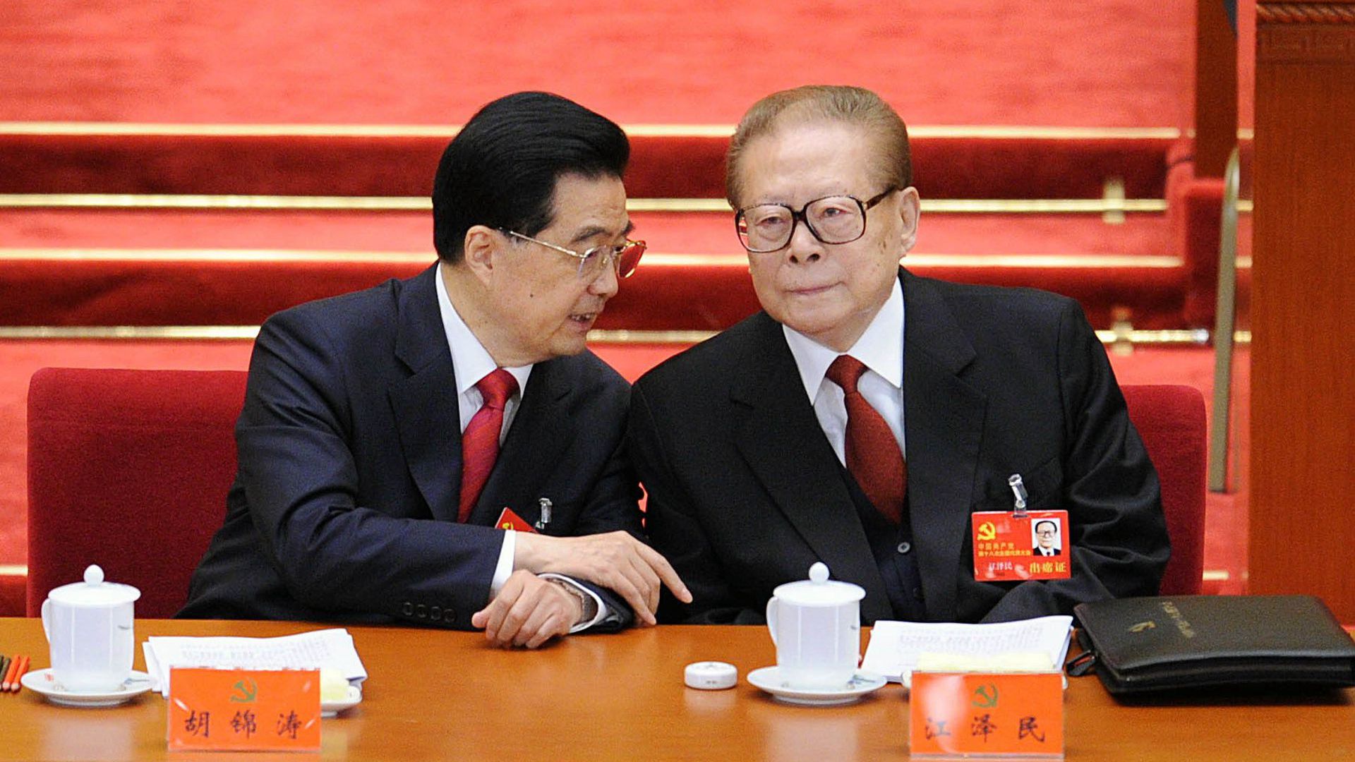 2012年11月8日，中共十八大开幕式，胡锦涛与江泽民交谈。（Reuters）