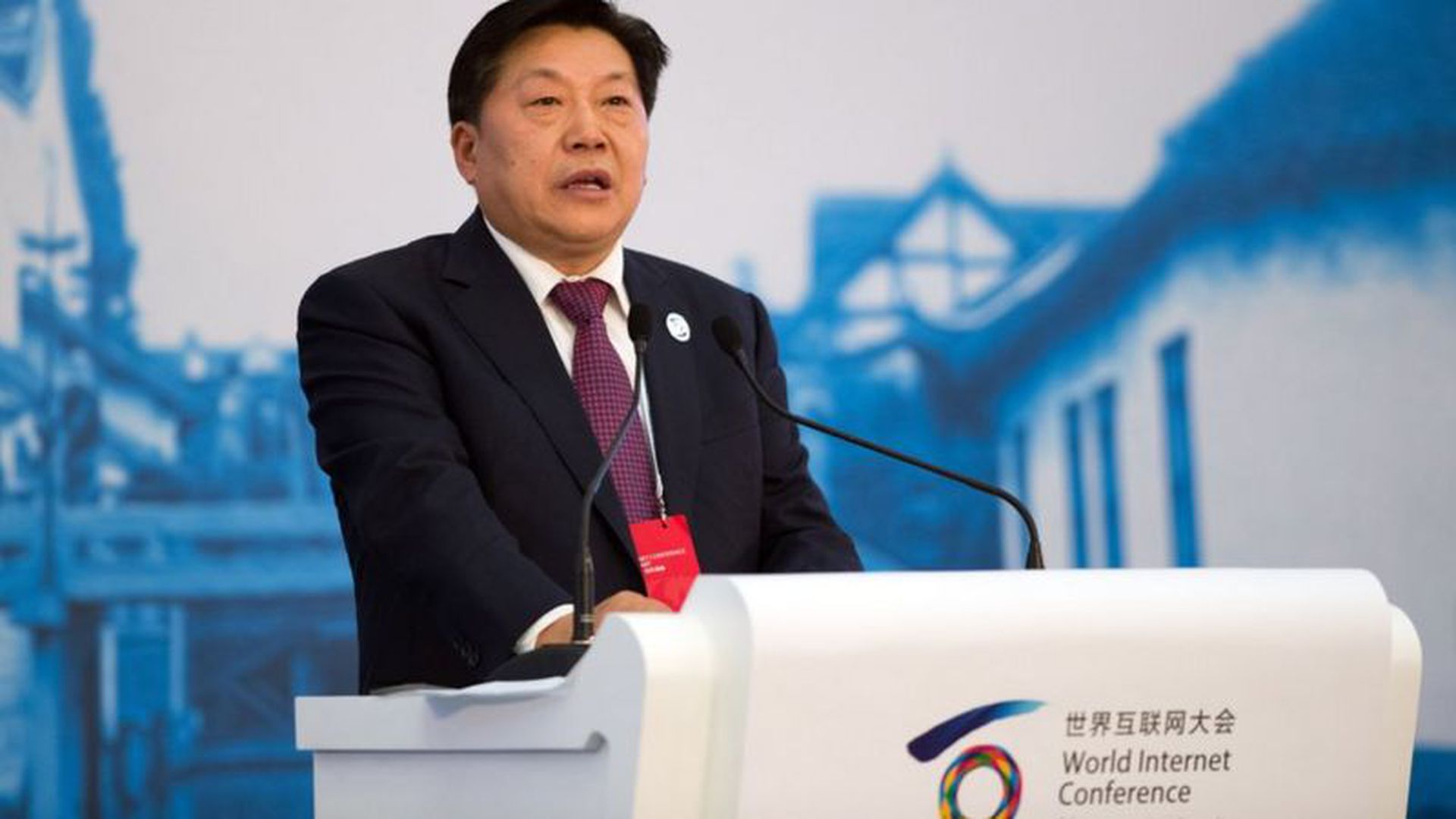 2014年11月21日,首届世界互联网大会在浙江乌镇举行。中共中央宣传部副部长、中央网络安全和信息化领导小组办公室主任、国家互联网信息办公室主任、大会组委会主任鲁炜致辞。(新华社)
