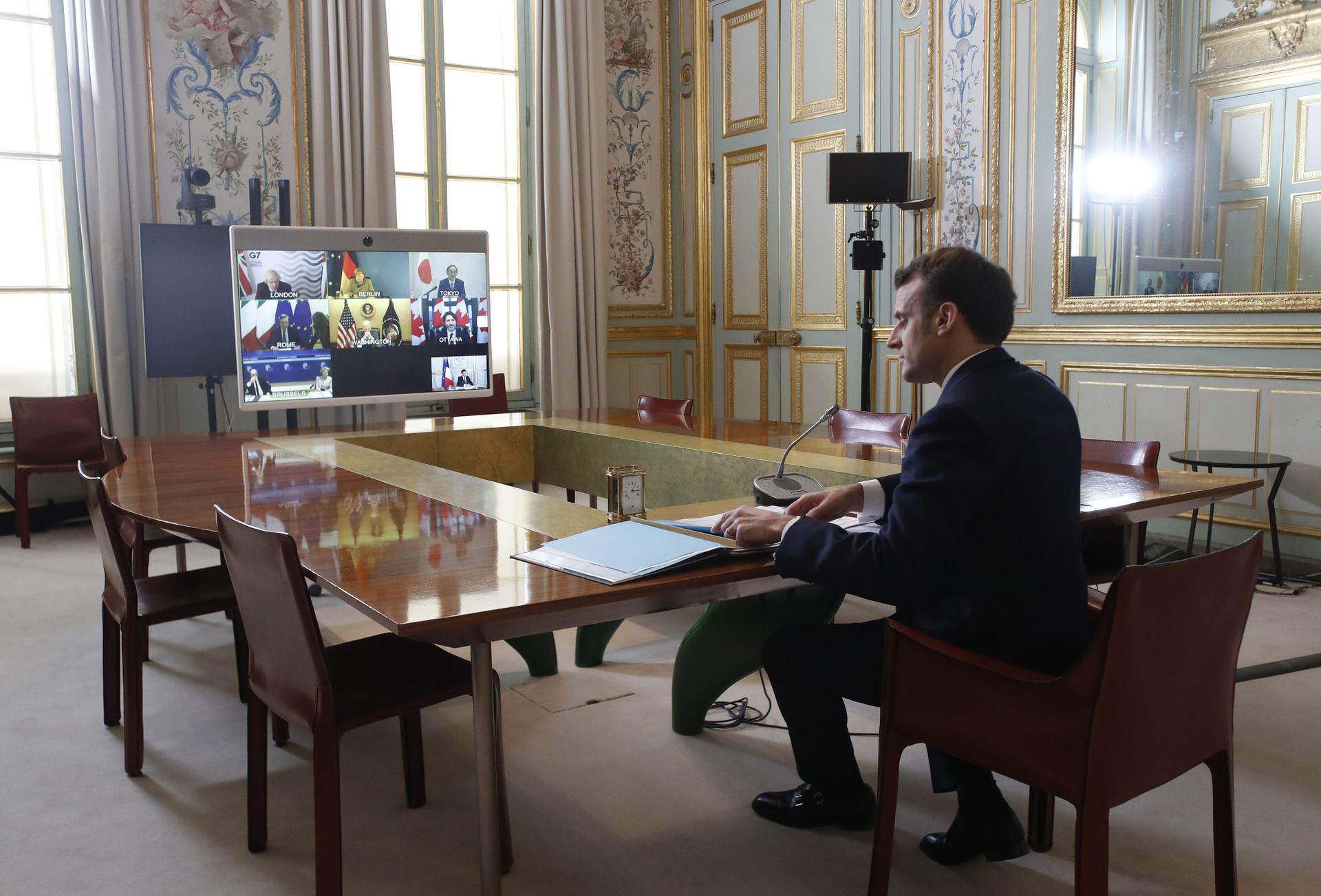 2021年2月19日，法国总统马克龙正在听取会议讲话。（Emmanuel Macron）
