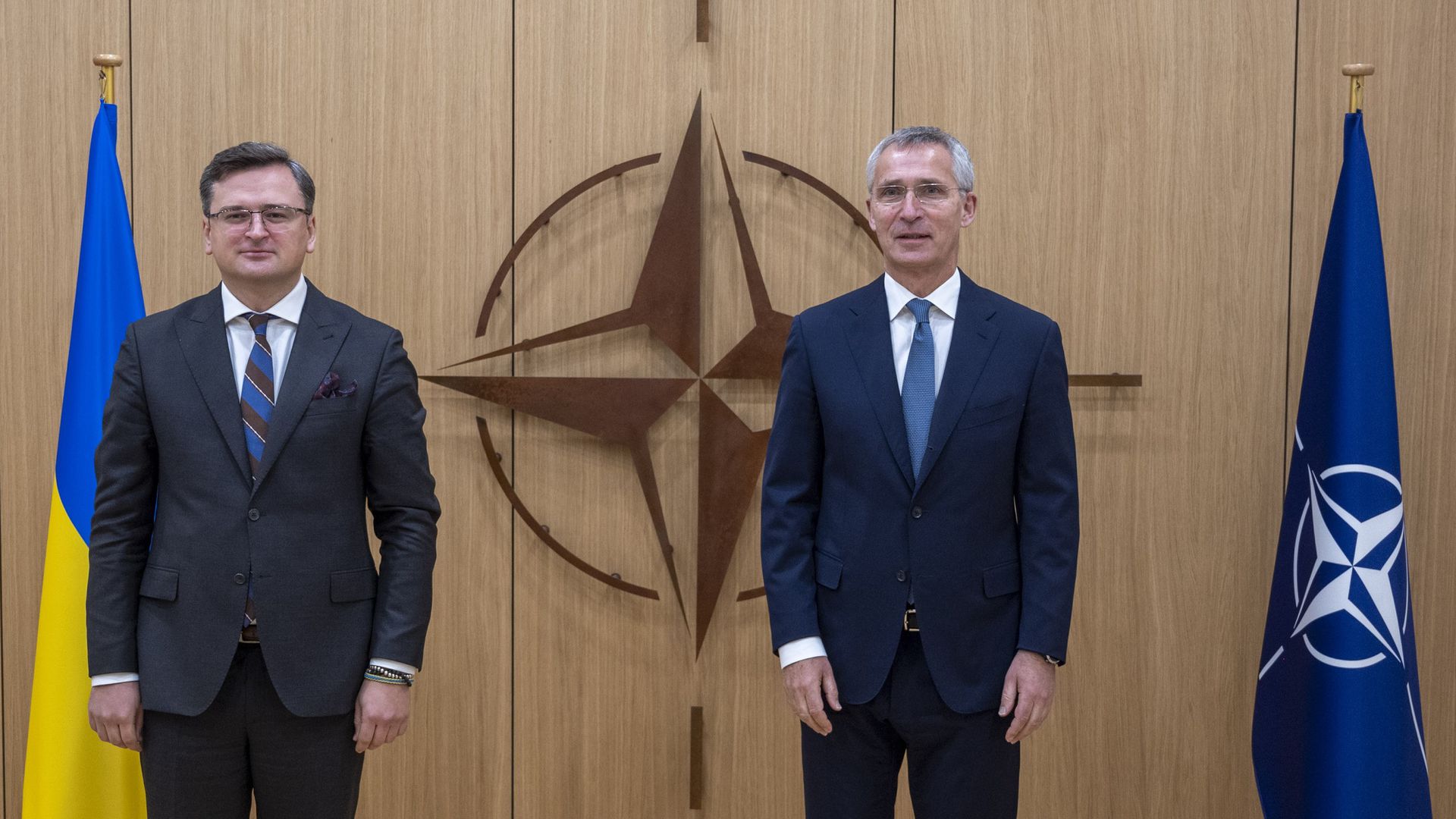 北约：图为11月15日，北约秘书长斯托尔滕贝格（右）与乌克兰外长库列巴（左）在比利时首都布鲁塞尔北约总部会面。（NATO照片）