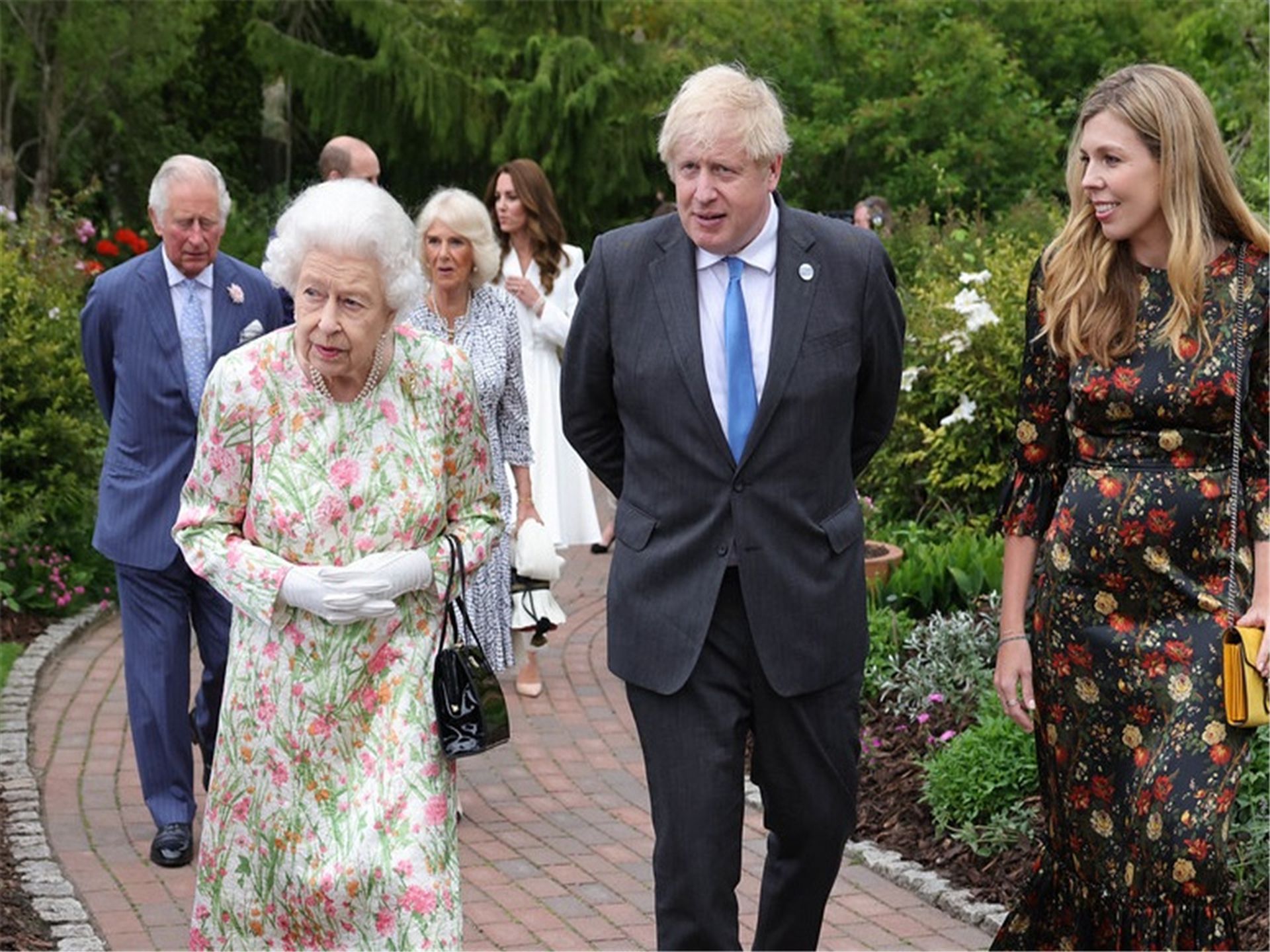 女王等一行人正在参观生态温室。（Twitter@RoyalFamily）