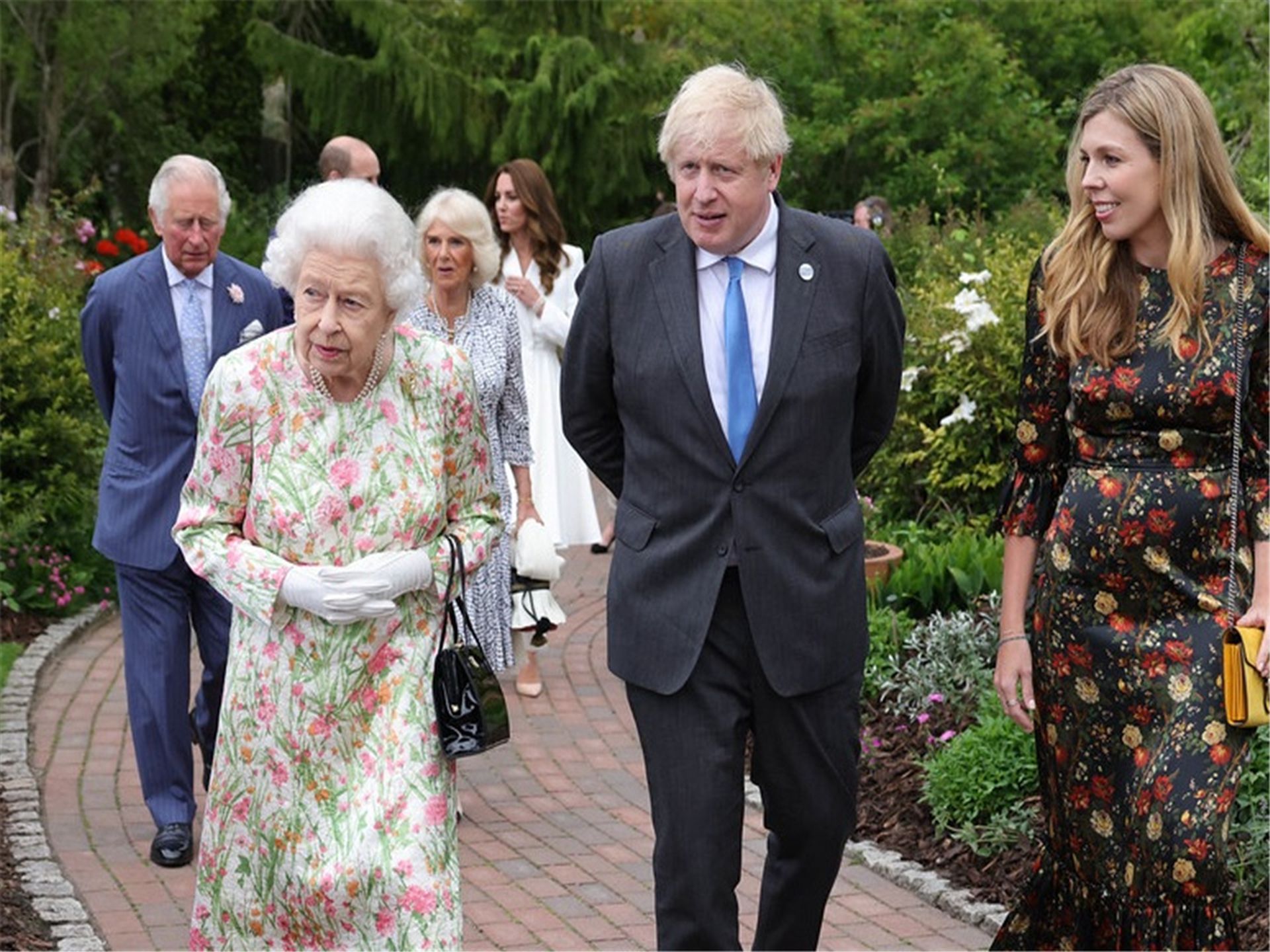 女王等一行人正在参观生态温室。(Twitter@RoyalFamily) 女王等一行人正在参观生态温室。(Twitter@RoyalFamily)