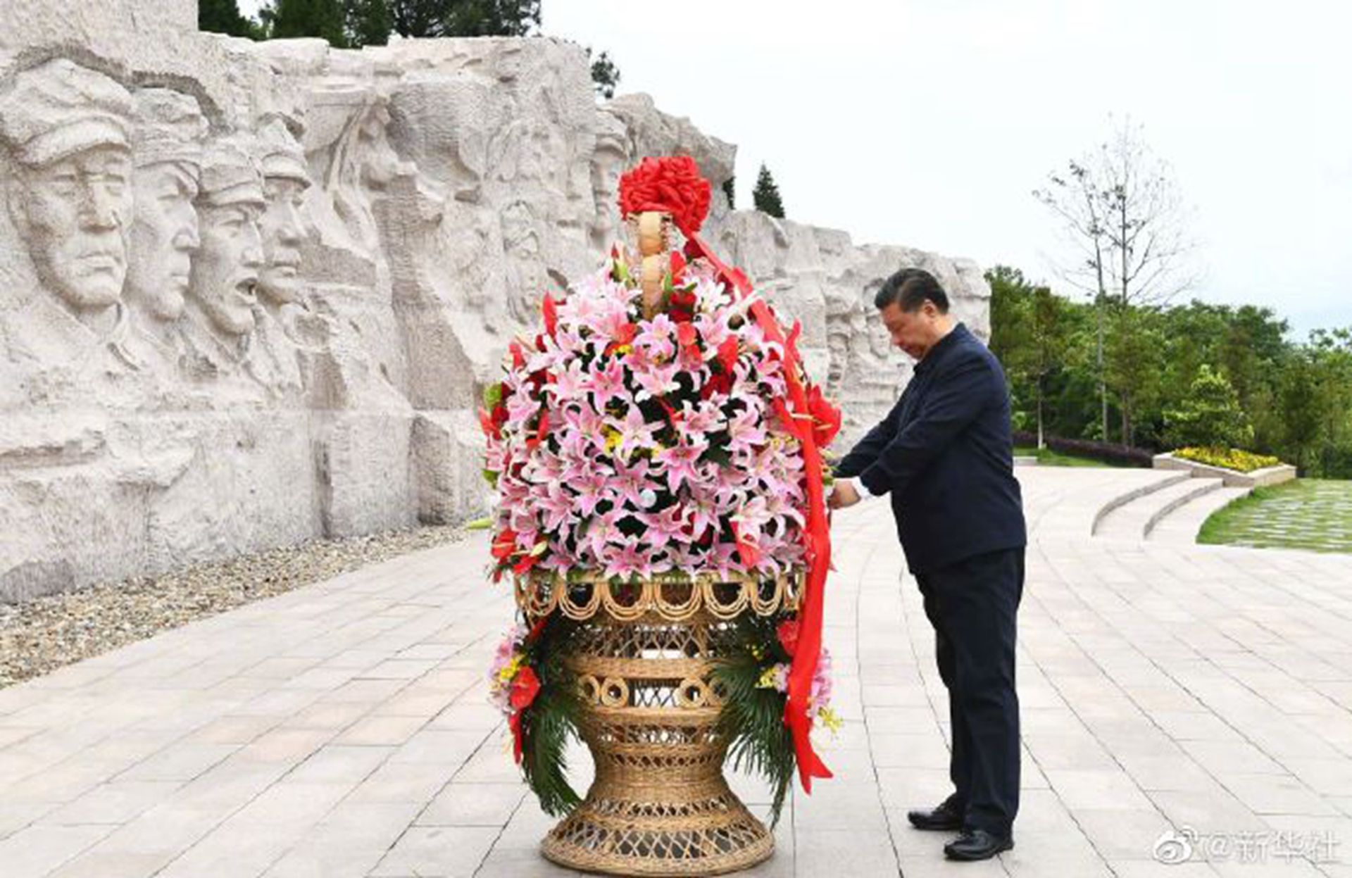 4月25日，习近平向湘江战役红军烈士敬献花篮。（微博@新华社）