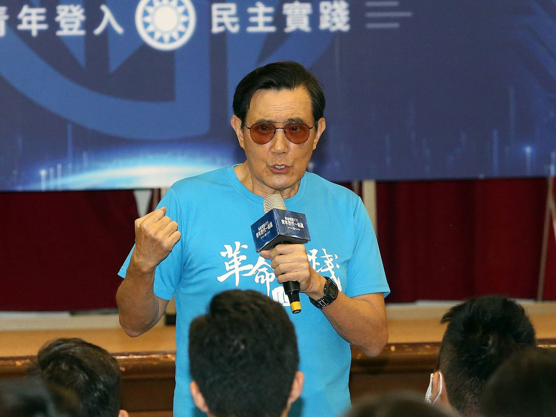 马英九批评蔡英文因不接受“九二共识”致使台湾陷入危机，引起民进党政府发动多个单位接连抨击。（台湾中央社）