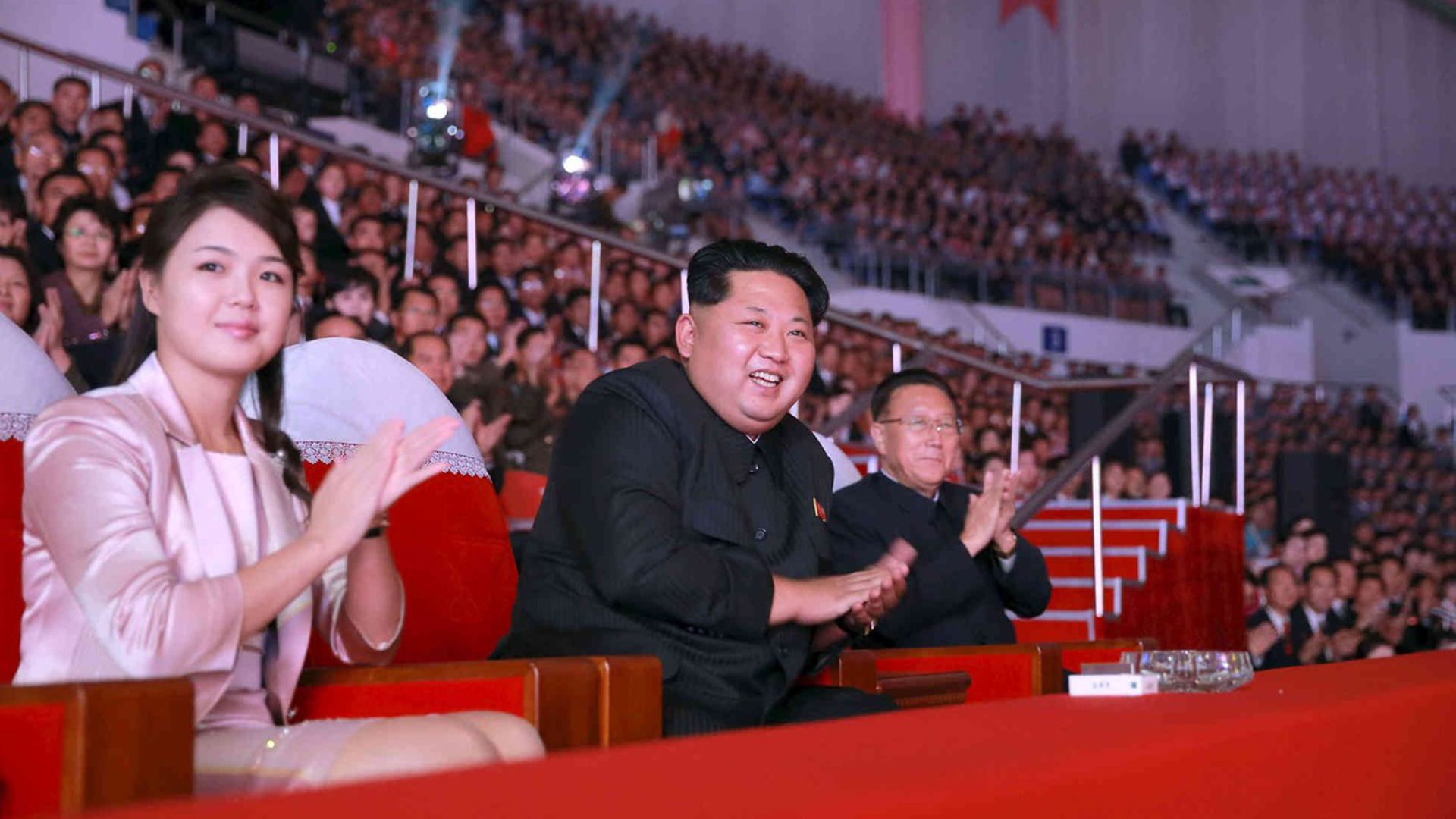 2015年10月金正恩同李雪主一同观看了朝鲜青峰乐团、牡丹峰乐团和功勋国家合唱团的演出，李雪主当时发型为长发。（路透社）