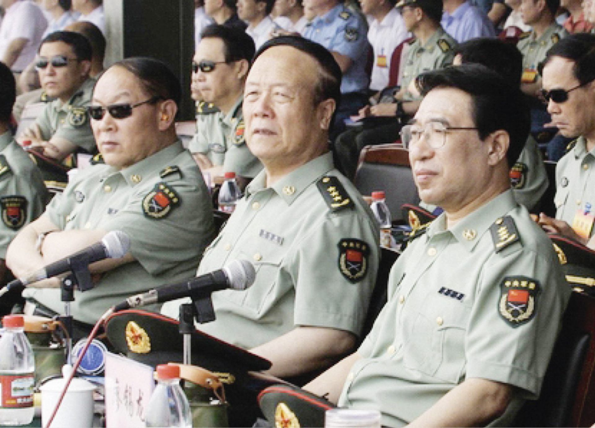 郭伯雄(中)、徐才厚(右)分别发迹于中国军中两个最大的“山头”:总参和总政。(新华社)