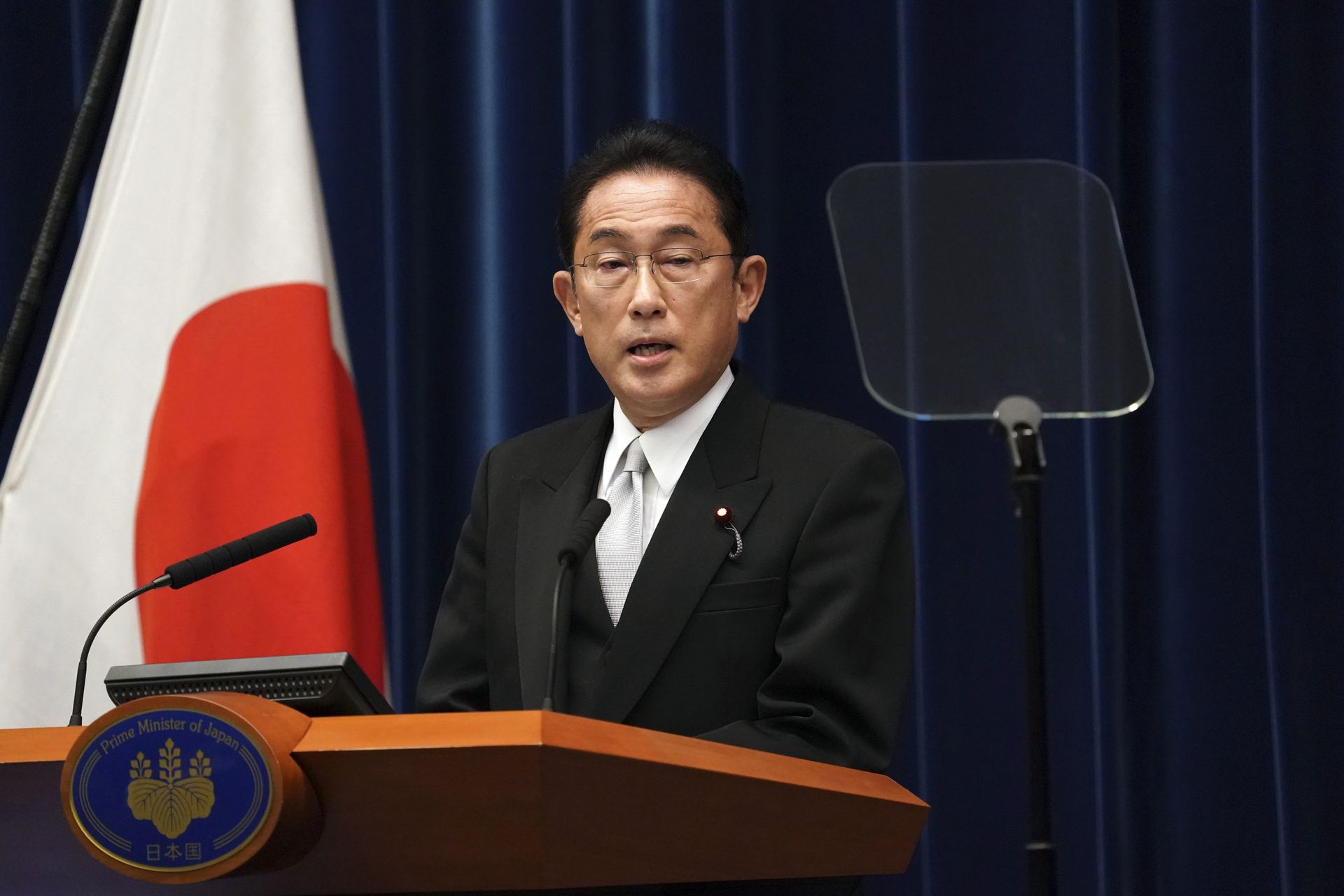 图为2021年10月4日，日本首相岸田文雄于东京出席记者会。（AP）